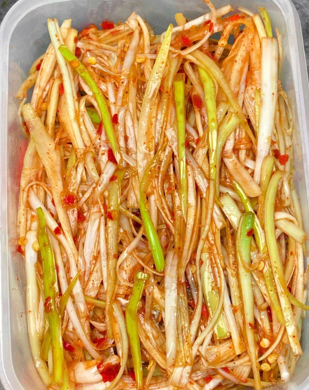 小时候在老家吃宴席等菜期间桌上总会有一碟凉拌葱丝我真的是泰喜欢