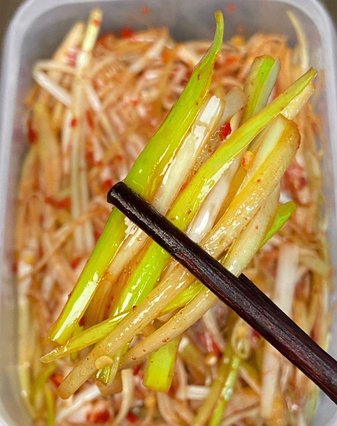 小时候在老家吃宴席等菜期间桌上总会有一碟凉拌葱丝我真的是泰喜欢
