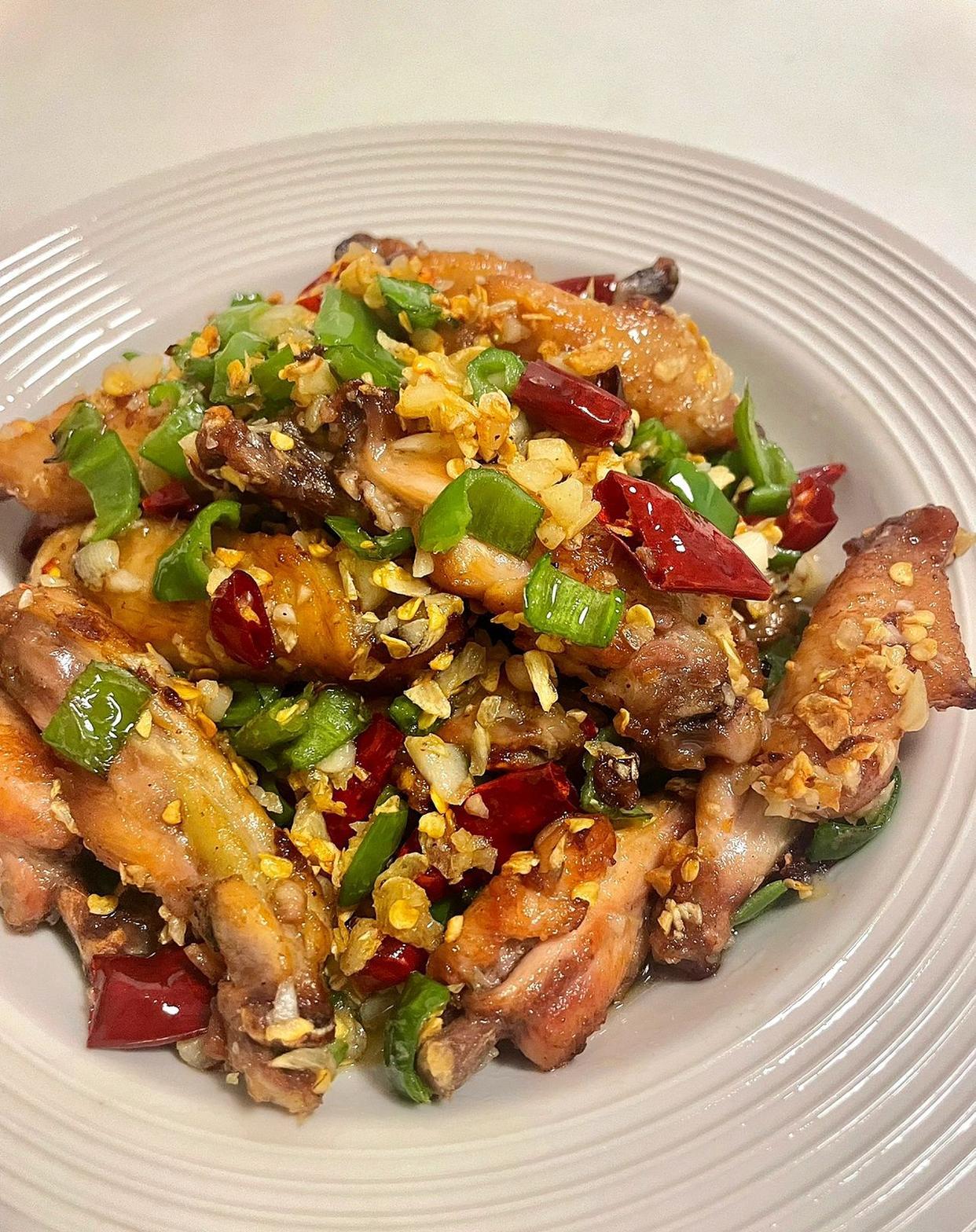 外焦里嫩|||食材: 鸡翅蒜末生抽料酒蚝油胡椒粉姜盐白糖青红椒油 做法