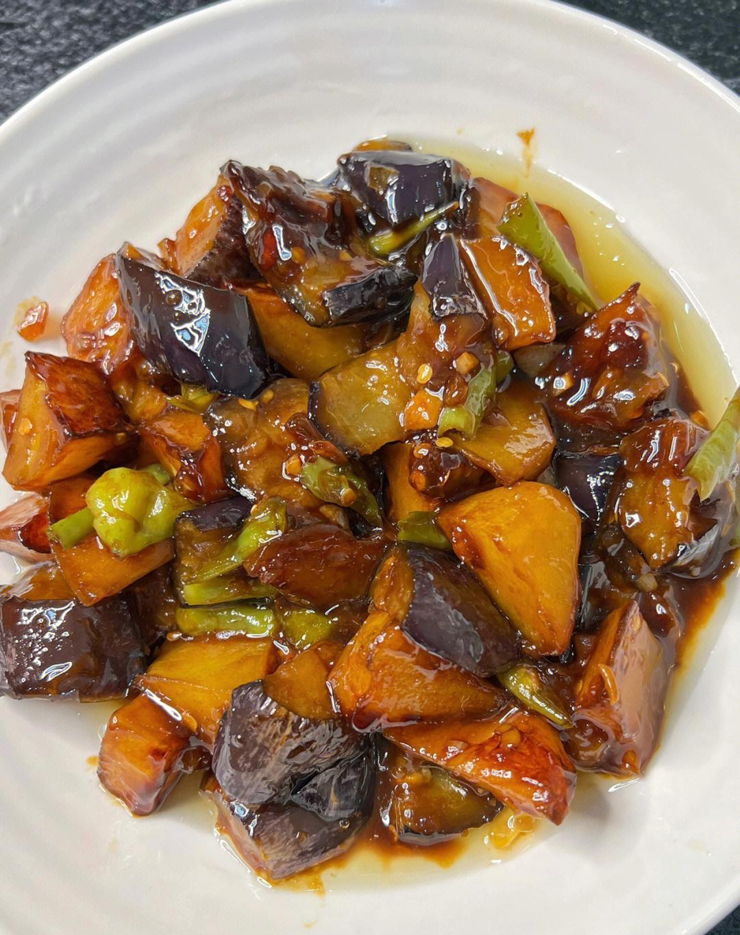 茄子烂成泥土豆也特别软糯一口下去直接香迷糊了 不放肉都比肉幌沣