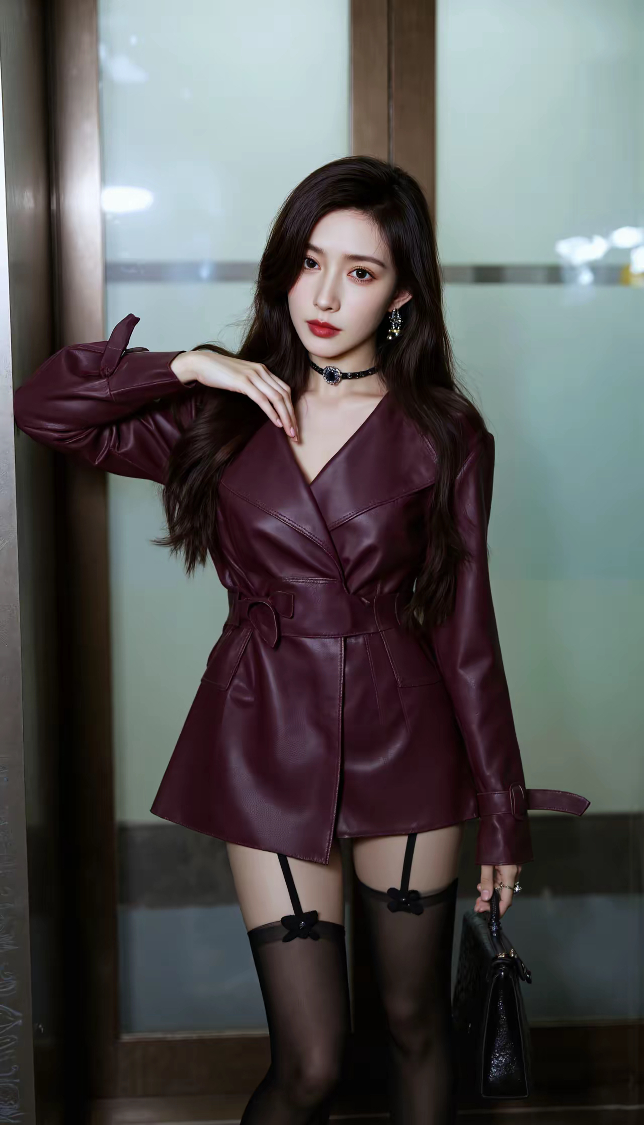 酒红皮衣一穿直接slay全场,酷飒里透着勾人小心机,束腰把曲线勒得明明