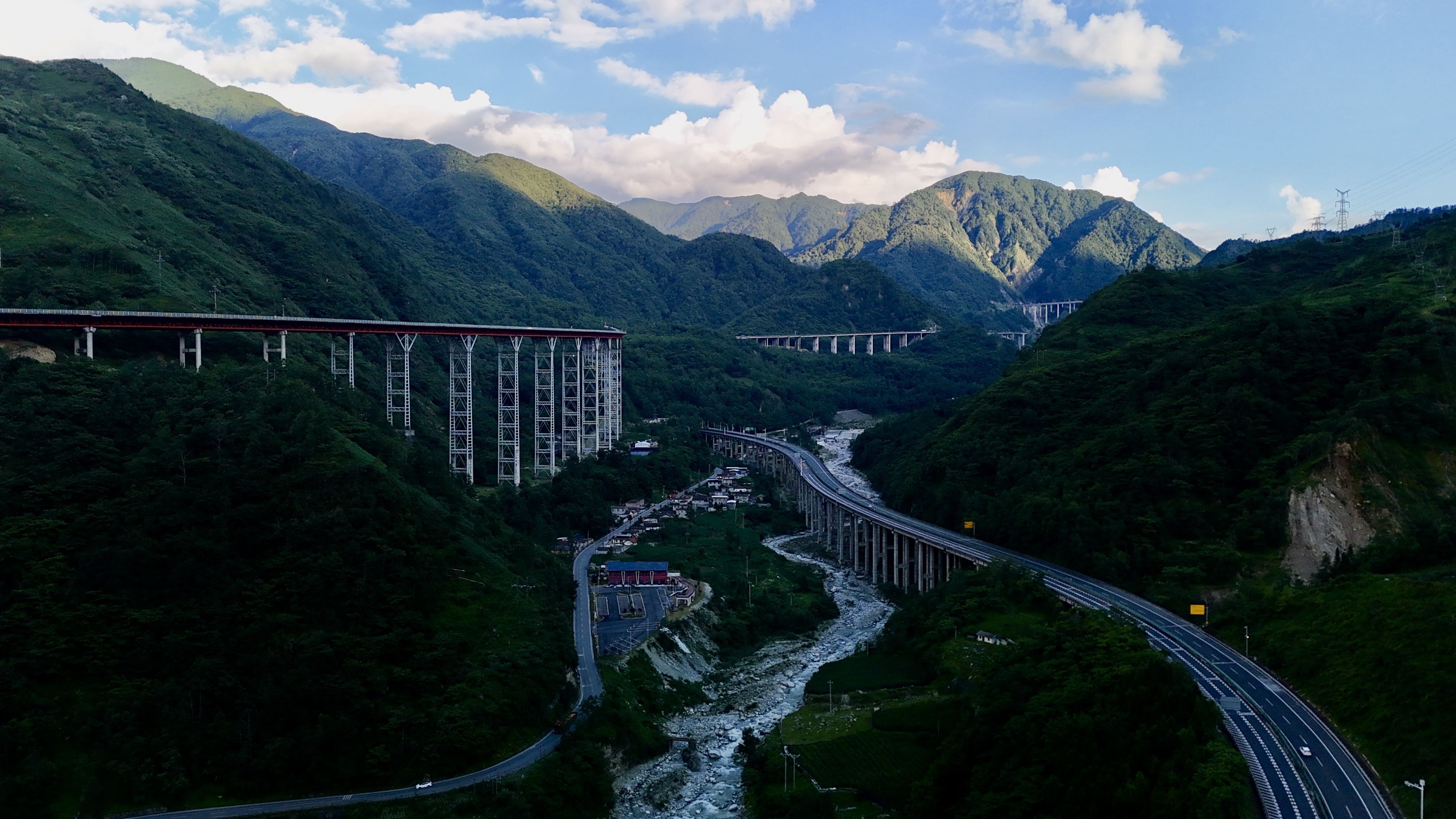 蜀道难难于上青天,但即使是青天我们也上得去,走在雅西高速上就好像