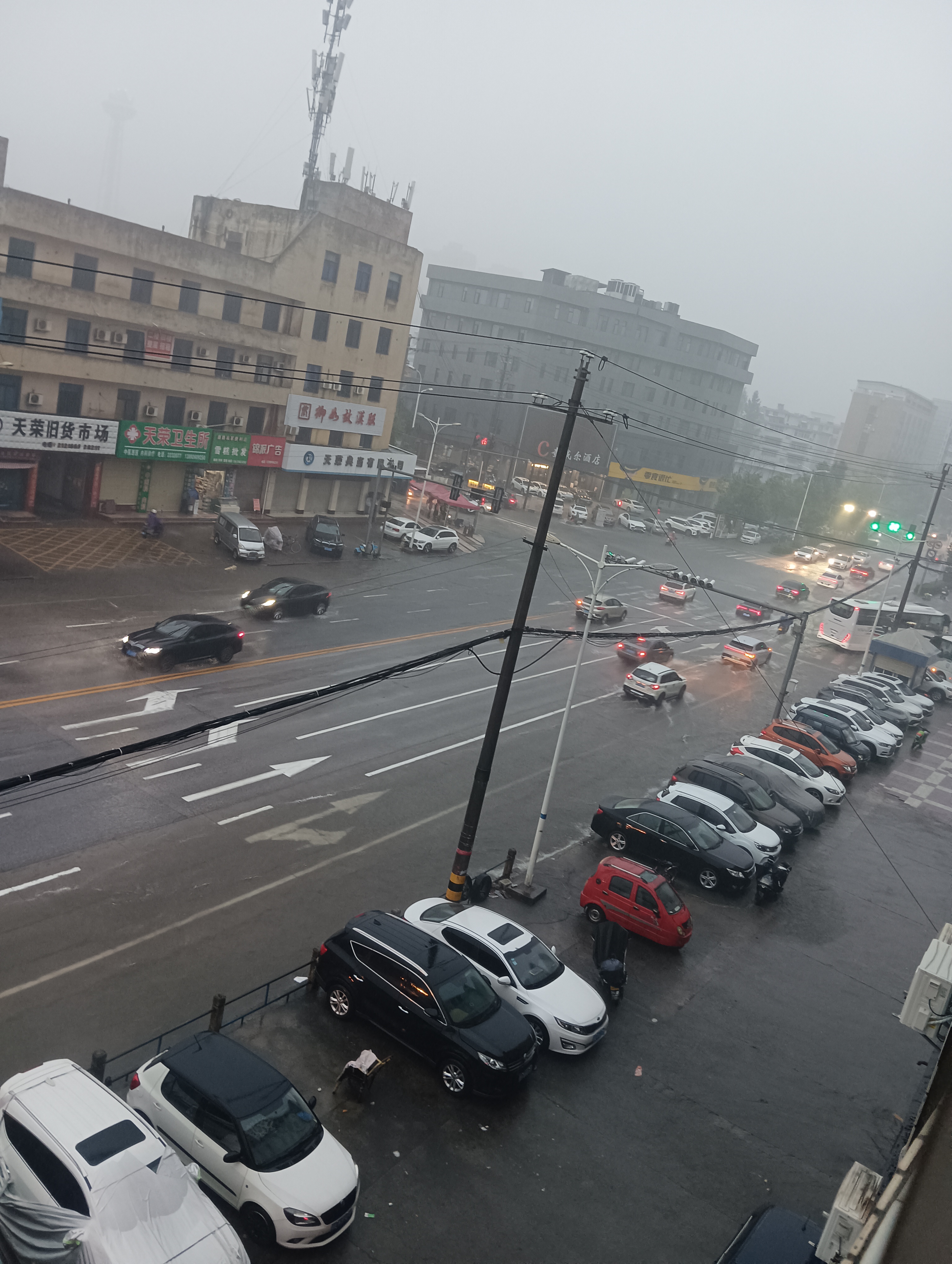 2025年9月5号早上7点钟醒来外面就倾盆大雨天天如同破了个洞大雨