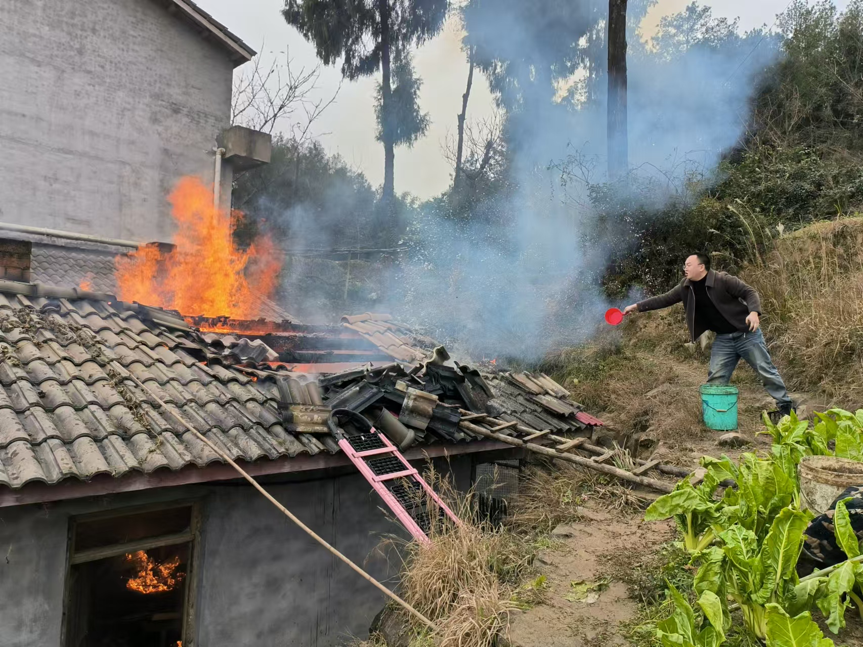 驻村第一书记佘宗泊英勇救火彰显党员担当