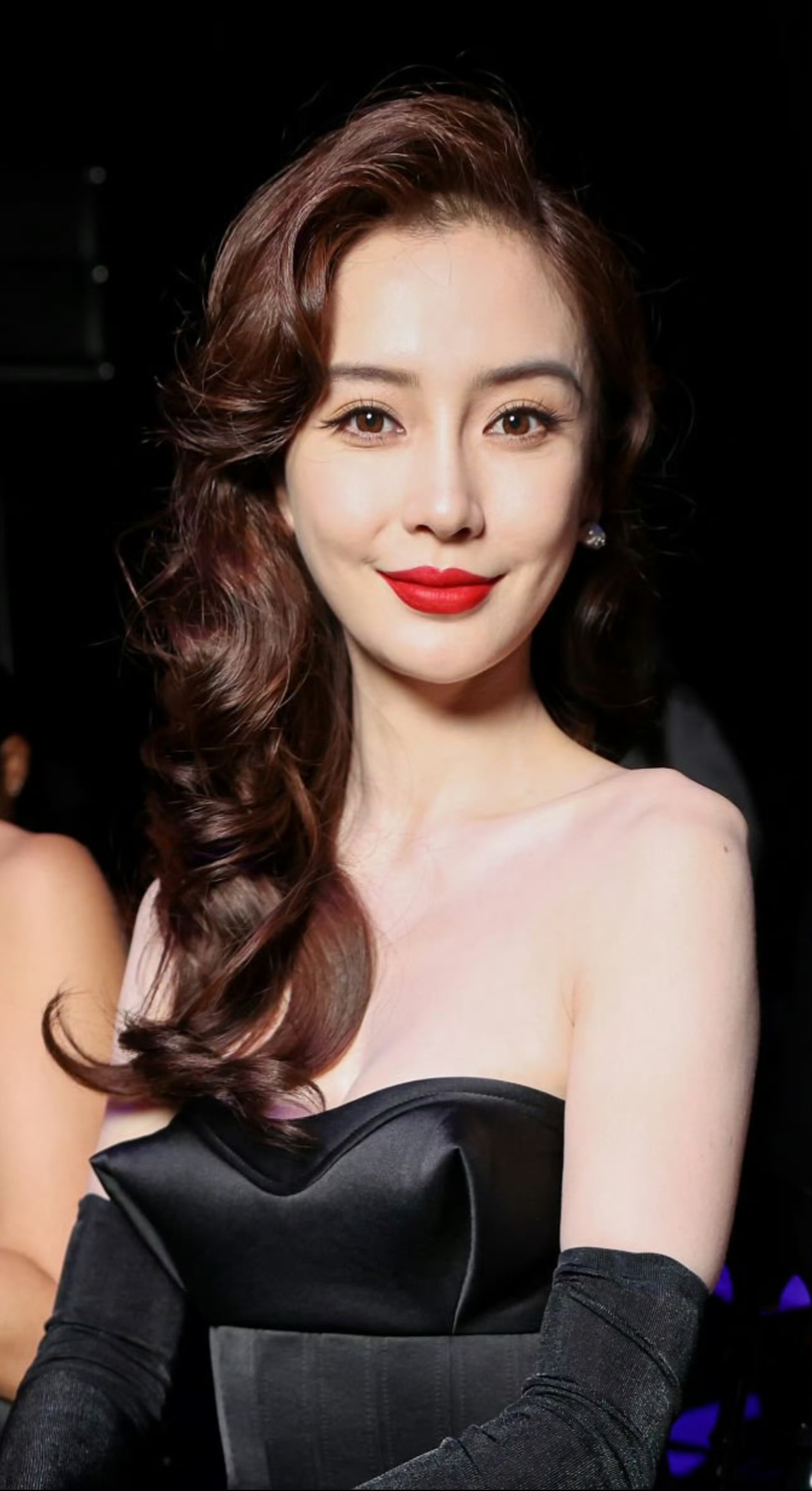 十级滤镜下的杨颖,脸部肌肉松弛下垂,嘴角和眼角的皱纹越来越深,整个