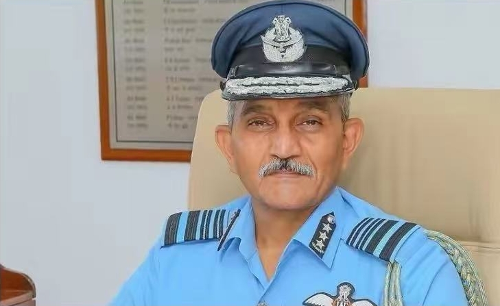 这个"笑眯眯"的印度空军副司令sp dharakar,被解职了