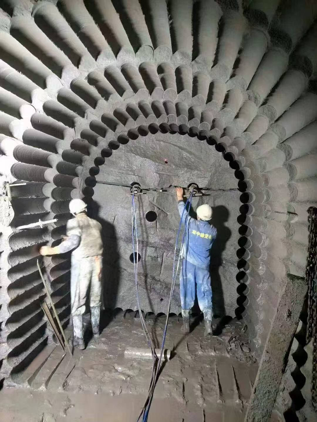 引水隧道静态爆破解决硬岩石施工难题