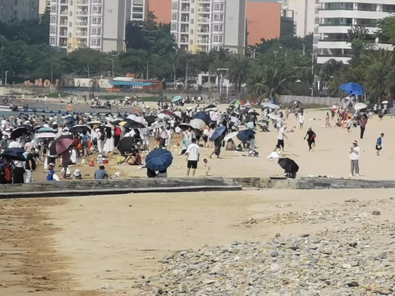 5月2日上午的惠州大亚湾泡泡海,那场面简直是人山人海