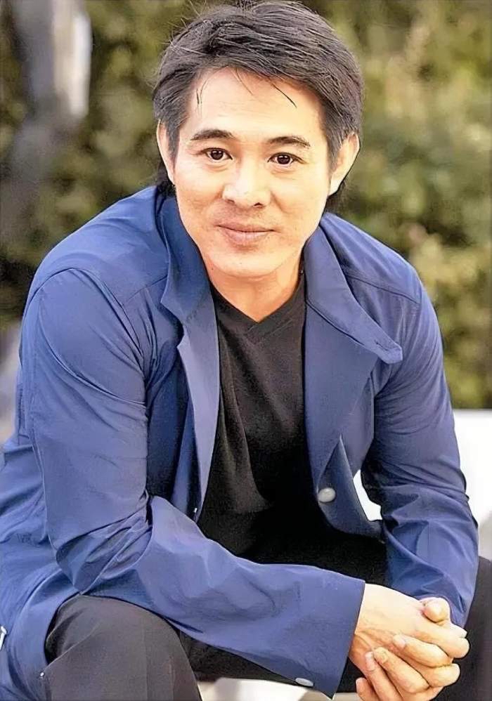 武打演员李连杰说,去美国拍电影,人家最现实,一百万请你去,你只要答应