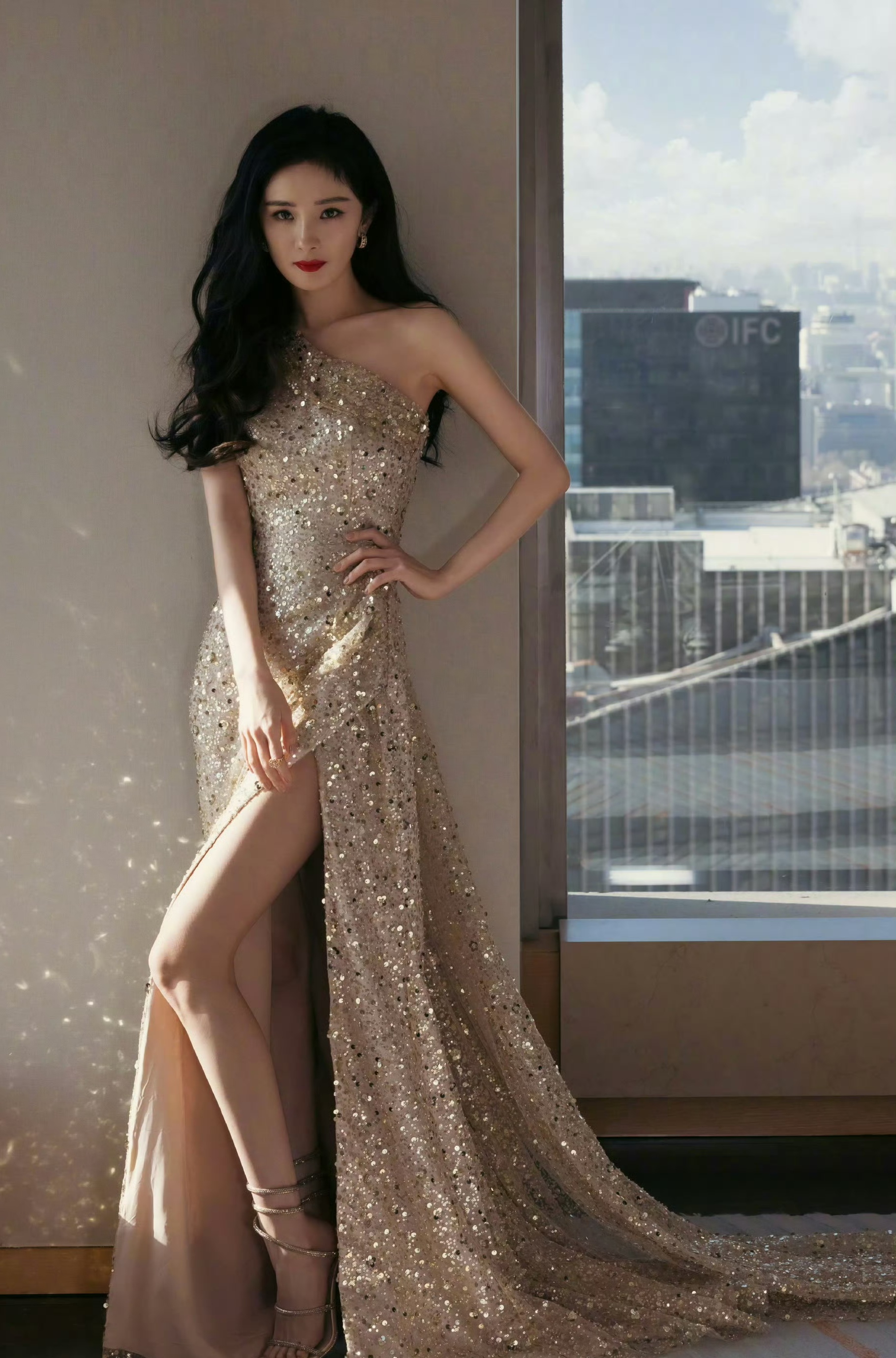 杨幂香槟色亮片裙惊艳全场!高开叉美腿若隐若现,这身材绝了!