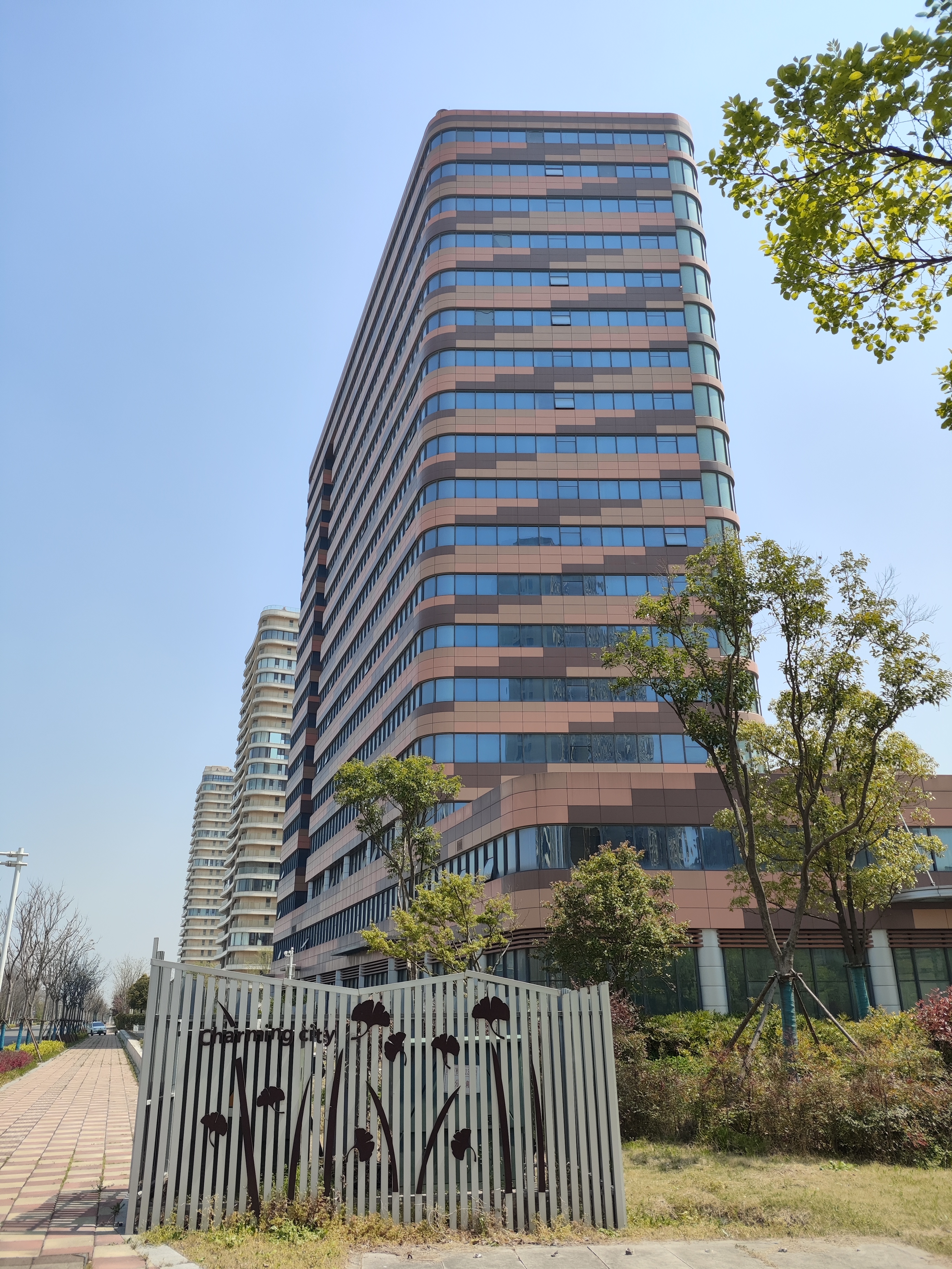 要想找到女朋友其实也很简单,追不到年轻漂亮的,你