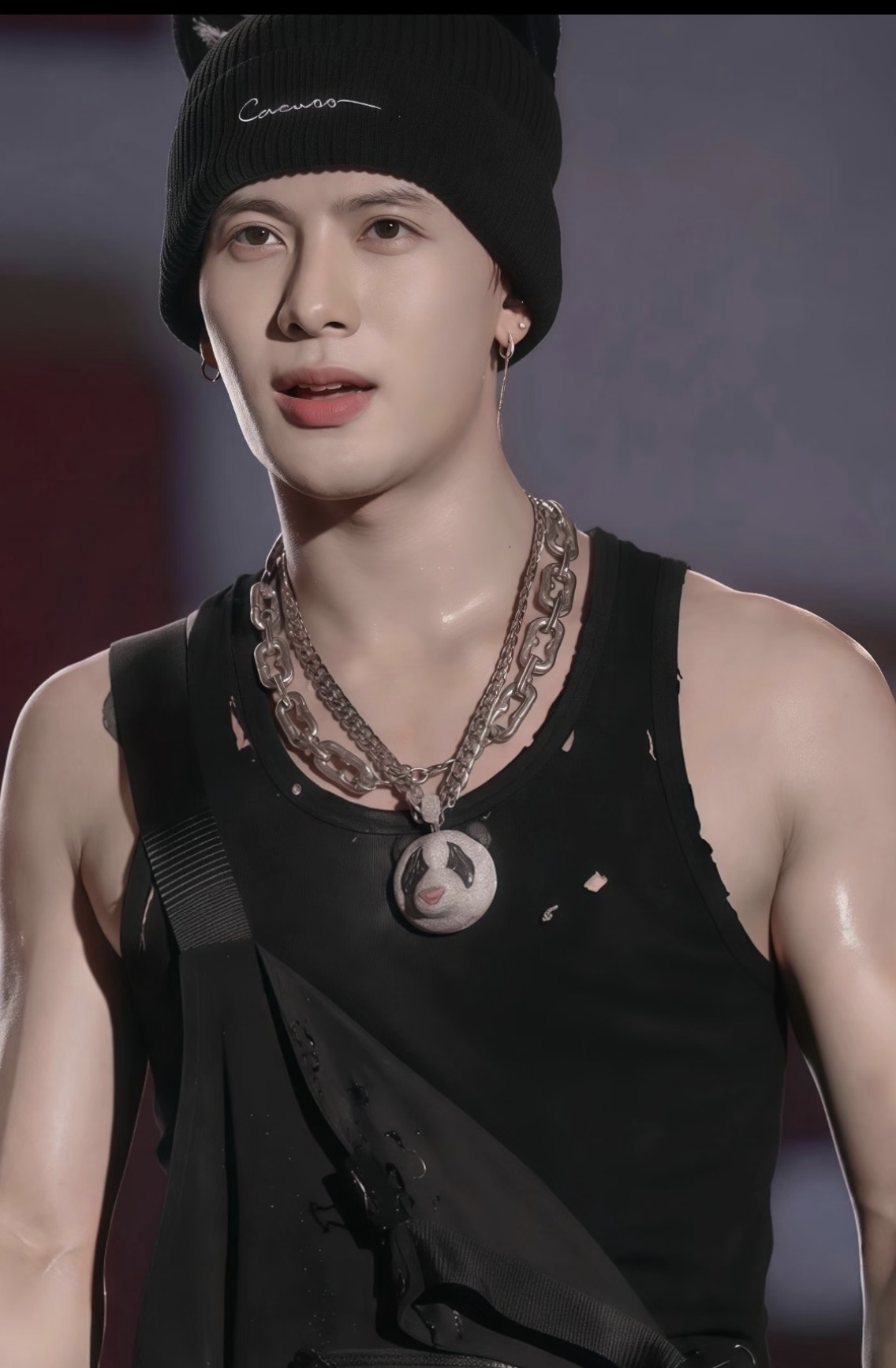 王嘉尔看起来禁欲感十足呢!瞧瞧他那腹肌和肌肉,线条简直太完美了!