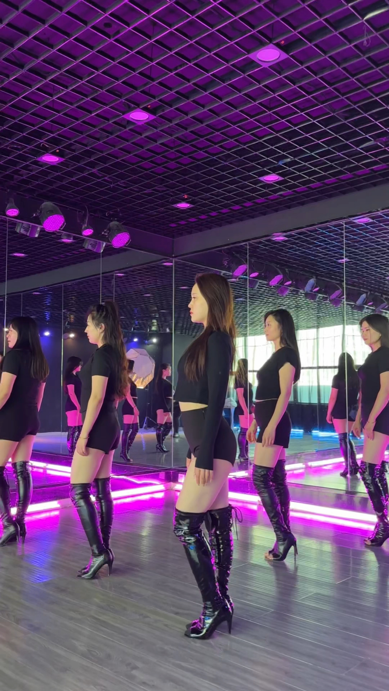 高跟鞋美女火辣热舞