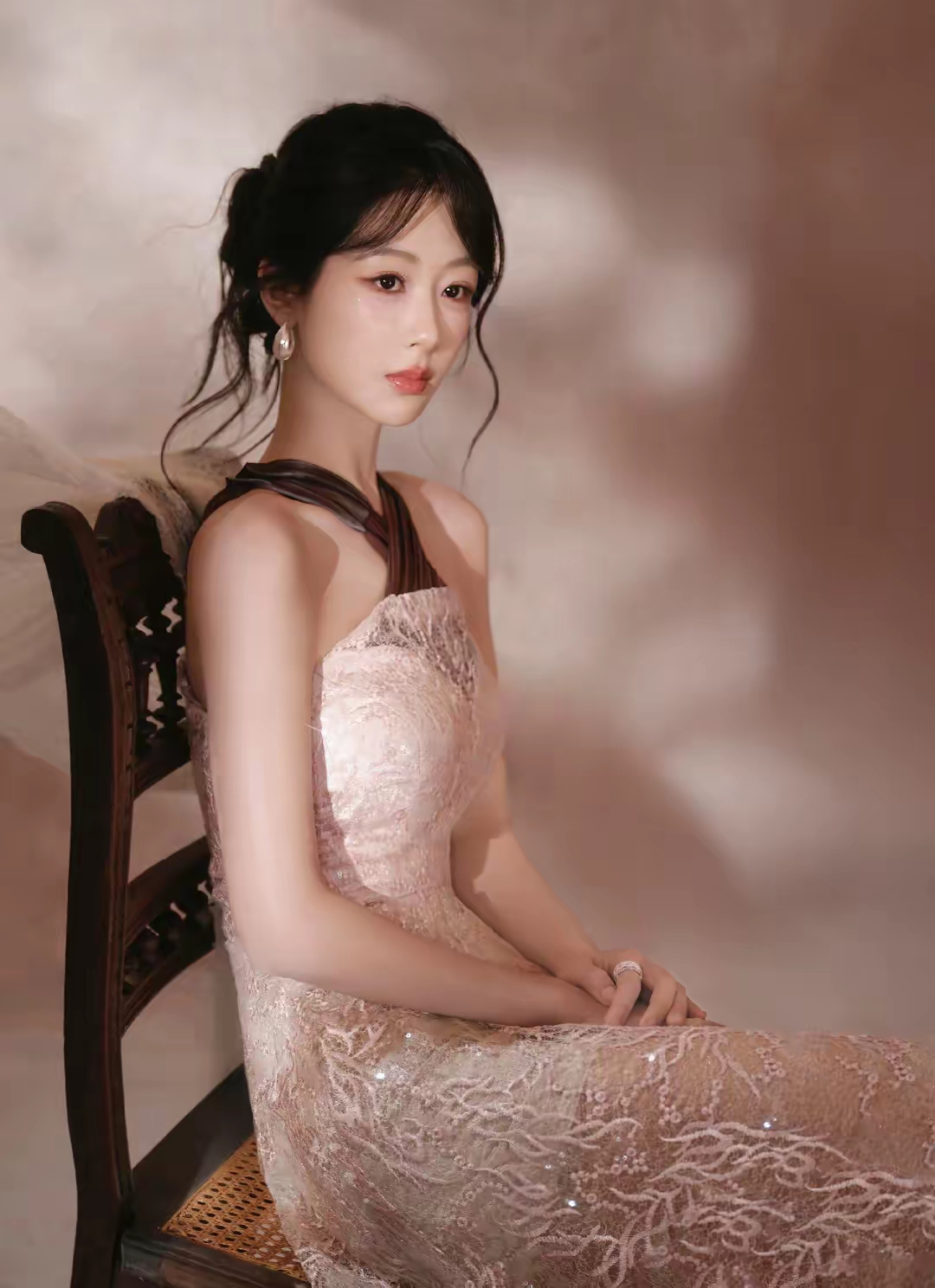 杨紫挂颈抹胸蕾丝连衣裙写真