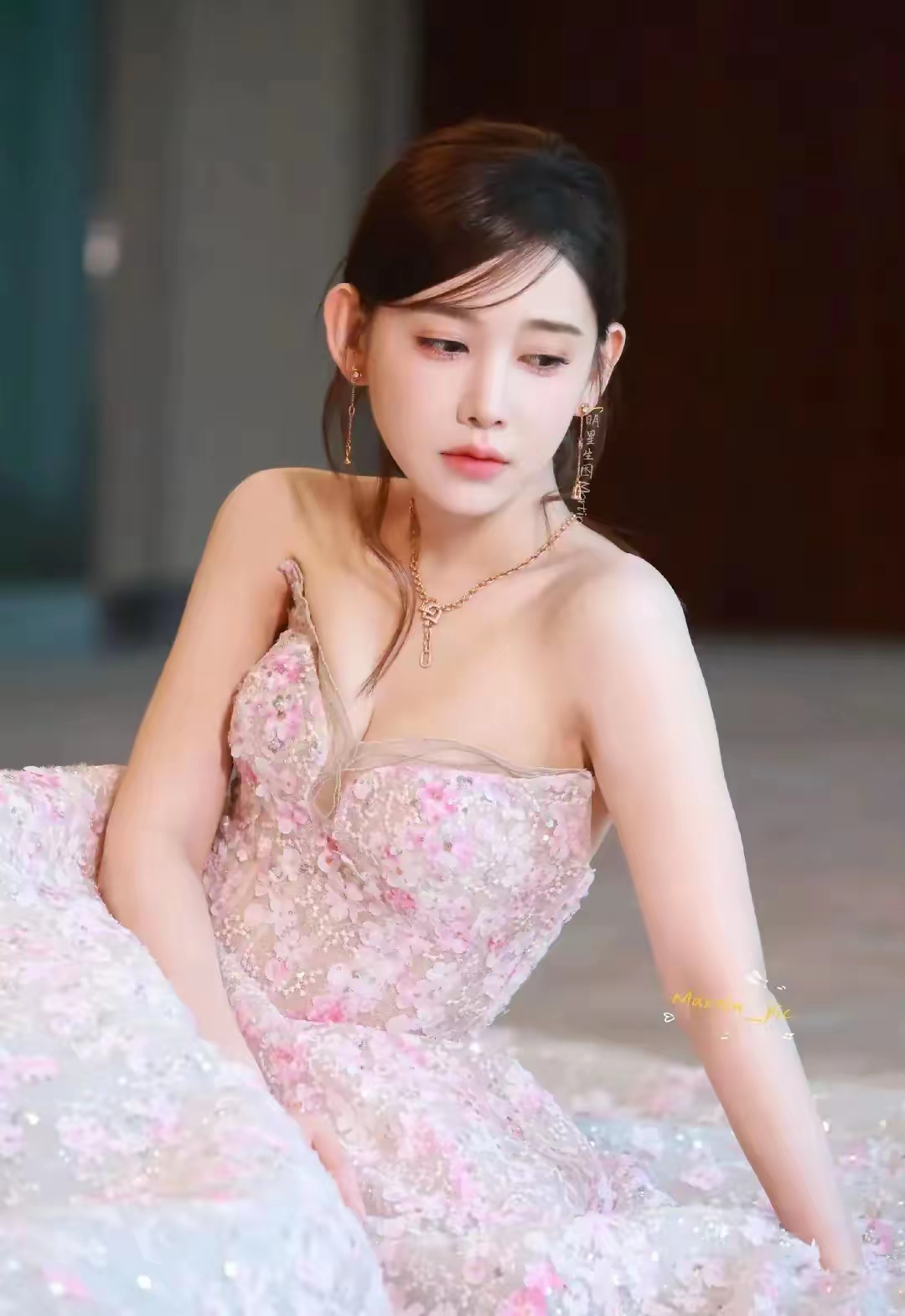 李沐宸抹胸裙写真太美了