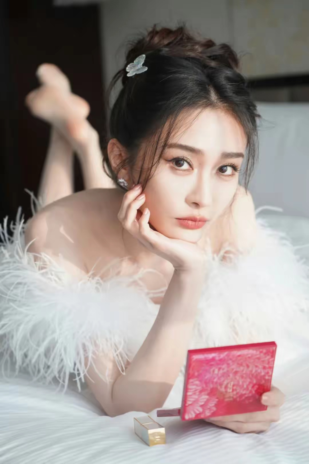陈冰明亮有神 可爱光脚丫
