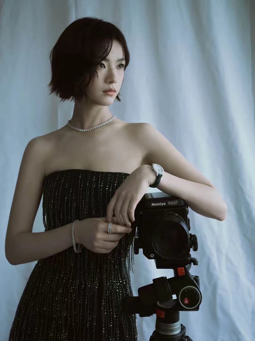 李庚希黑色钻石抹胸裙性感又妩媚,短发酷酷的又不失俏皮感
