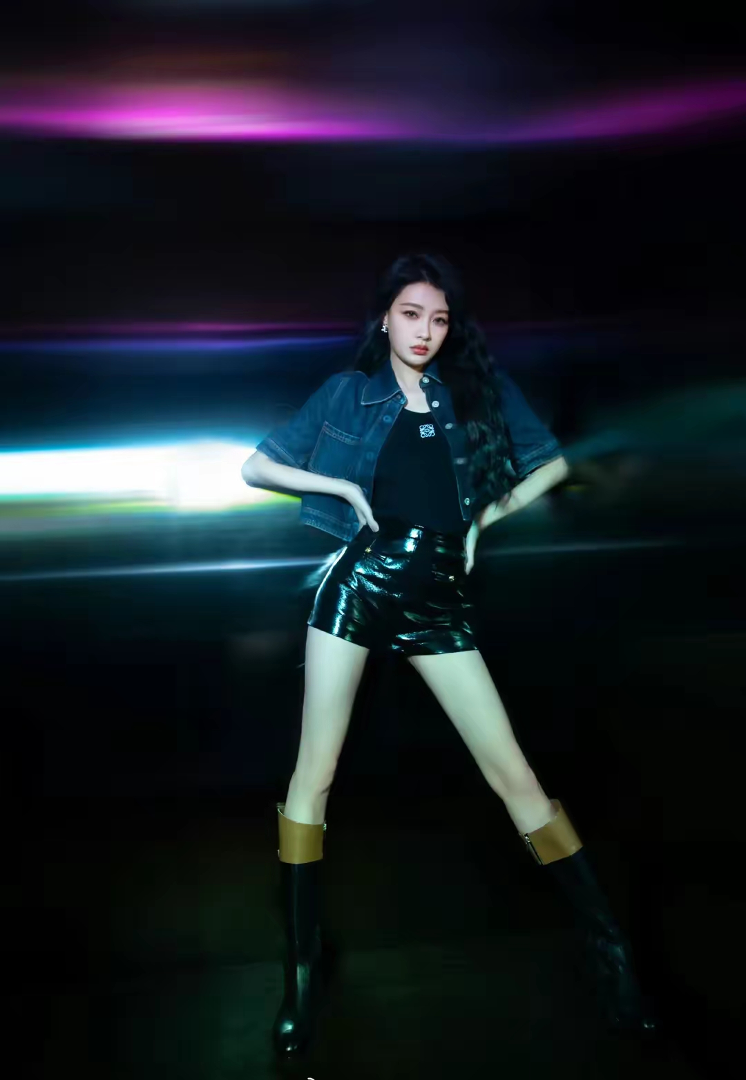 孙怡,牛仔外套搭配黑色短裙,魅力满满