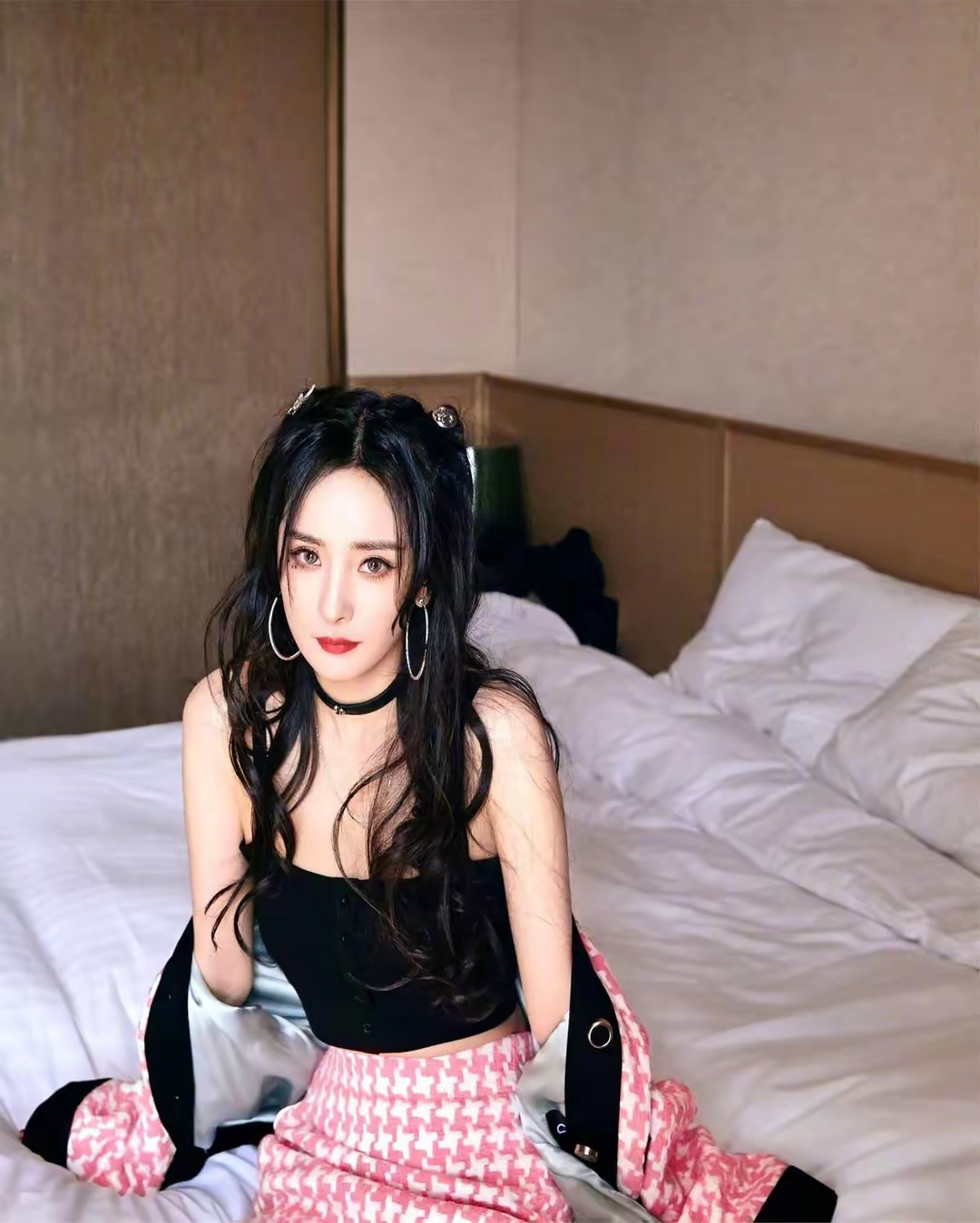 杨幂性感跷腿身材太能打了从头发丝美到脚趾