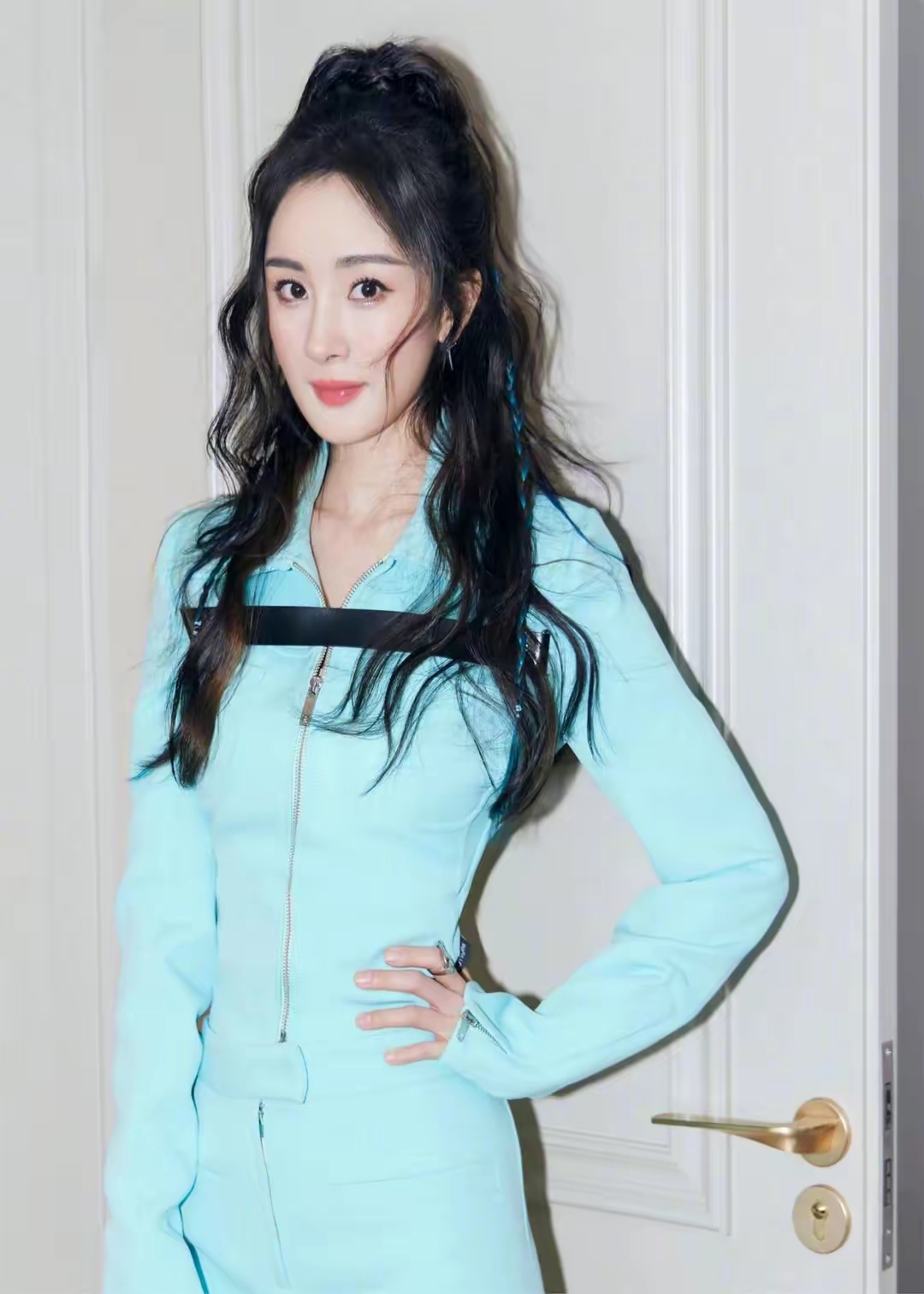 杨幂性感跷腿身材太能打了从头发丝美到脚趾