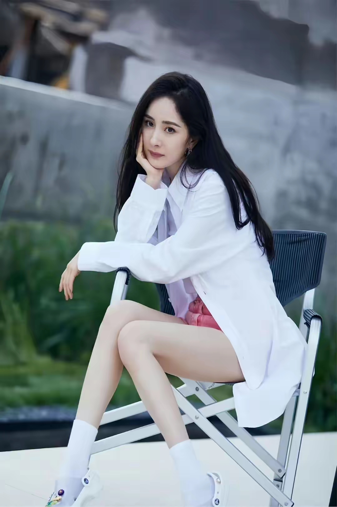 杨幂性感跷腿身材太能打了从头发丝美到脚趾