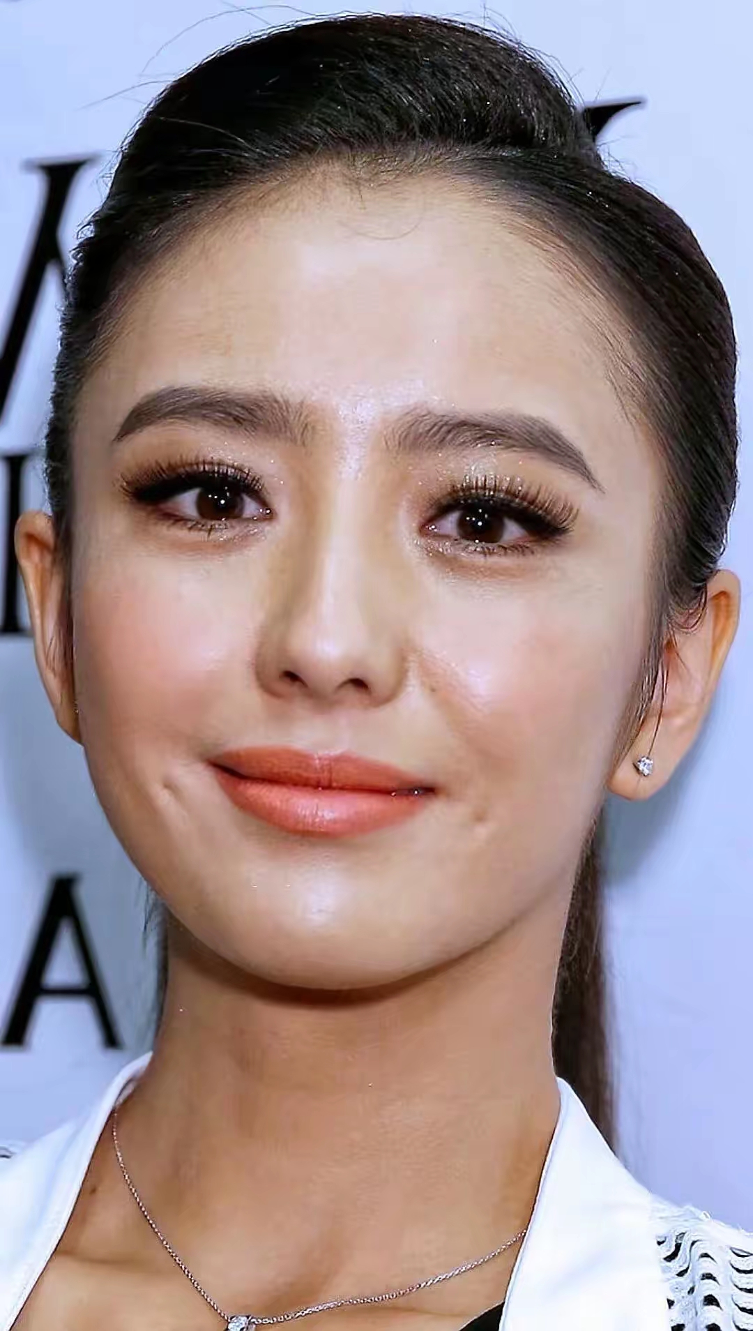 佟丽娅无美颜无滤镜生图长这样