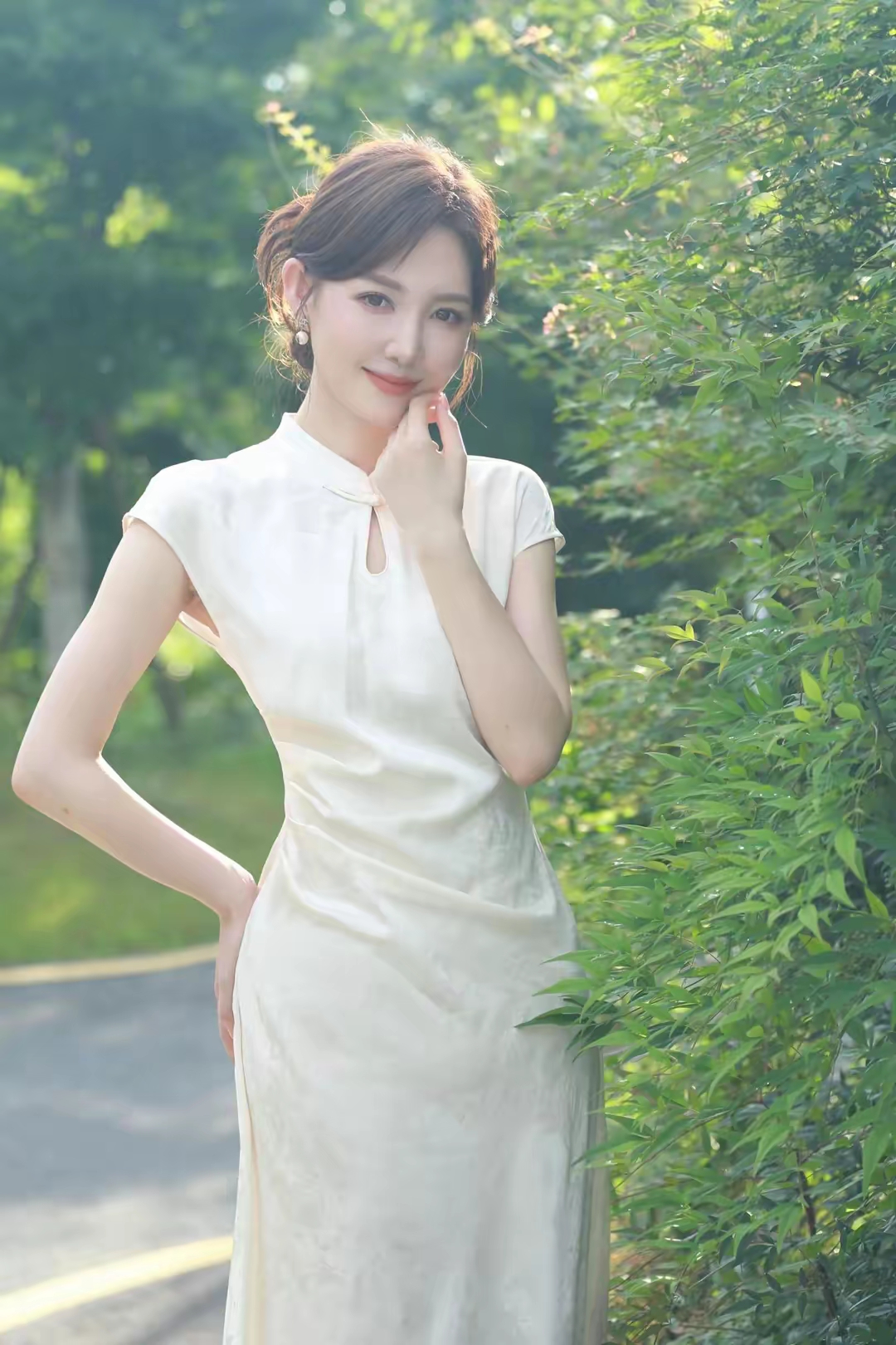 主持人郭玮白色旗袍真迷人