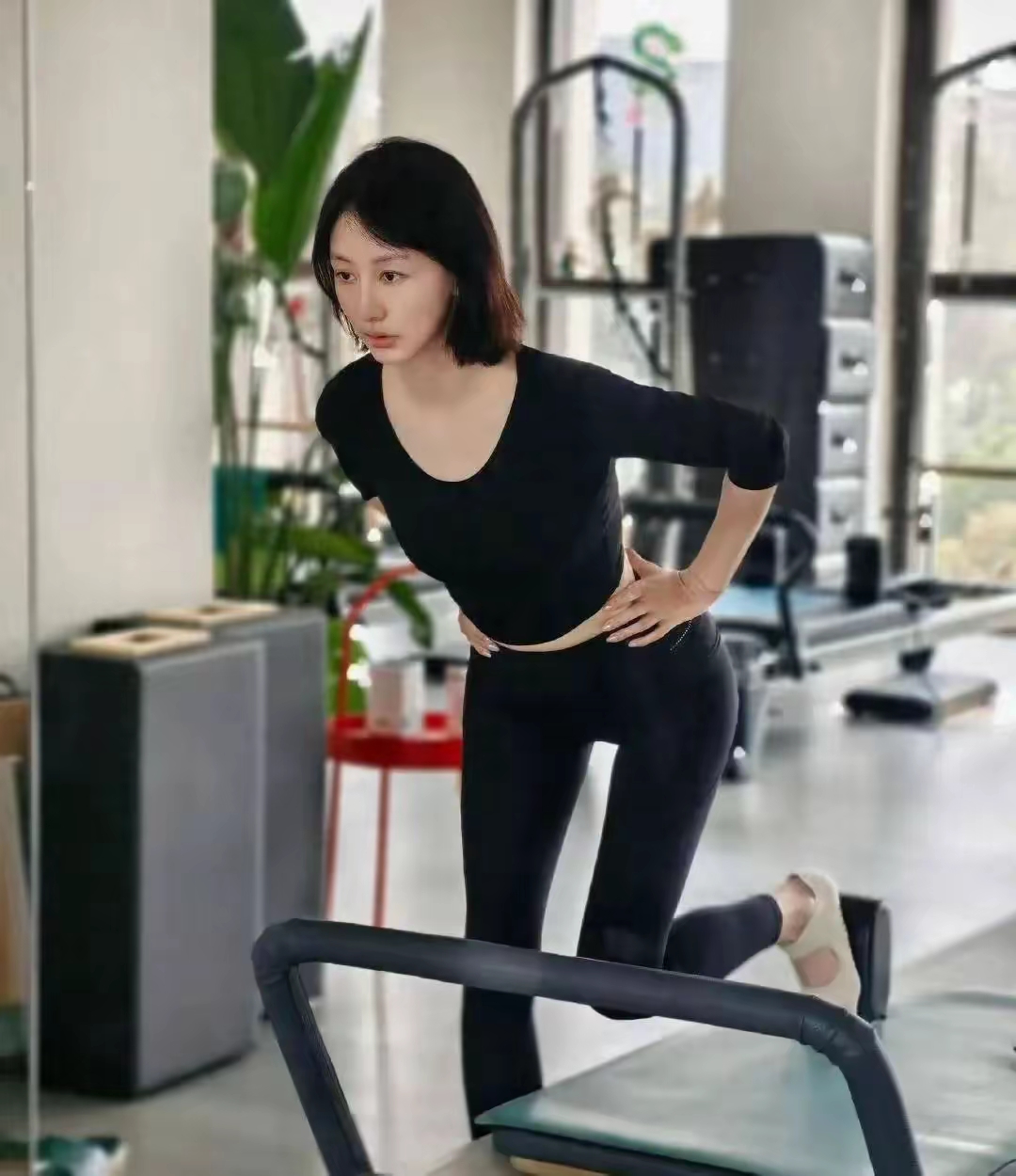 郭晓敏健身穿搭太会了!紧身黑瑜伽裤勾勒蜜桃臀,练臀时曲线绝了