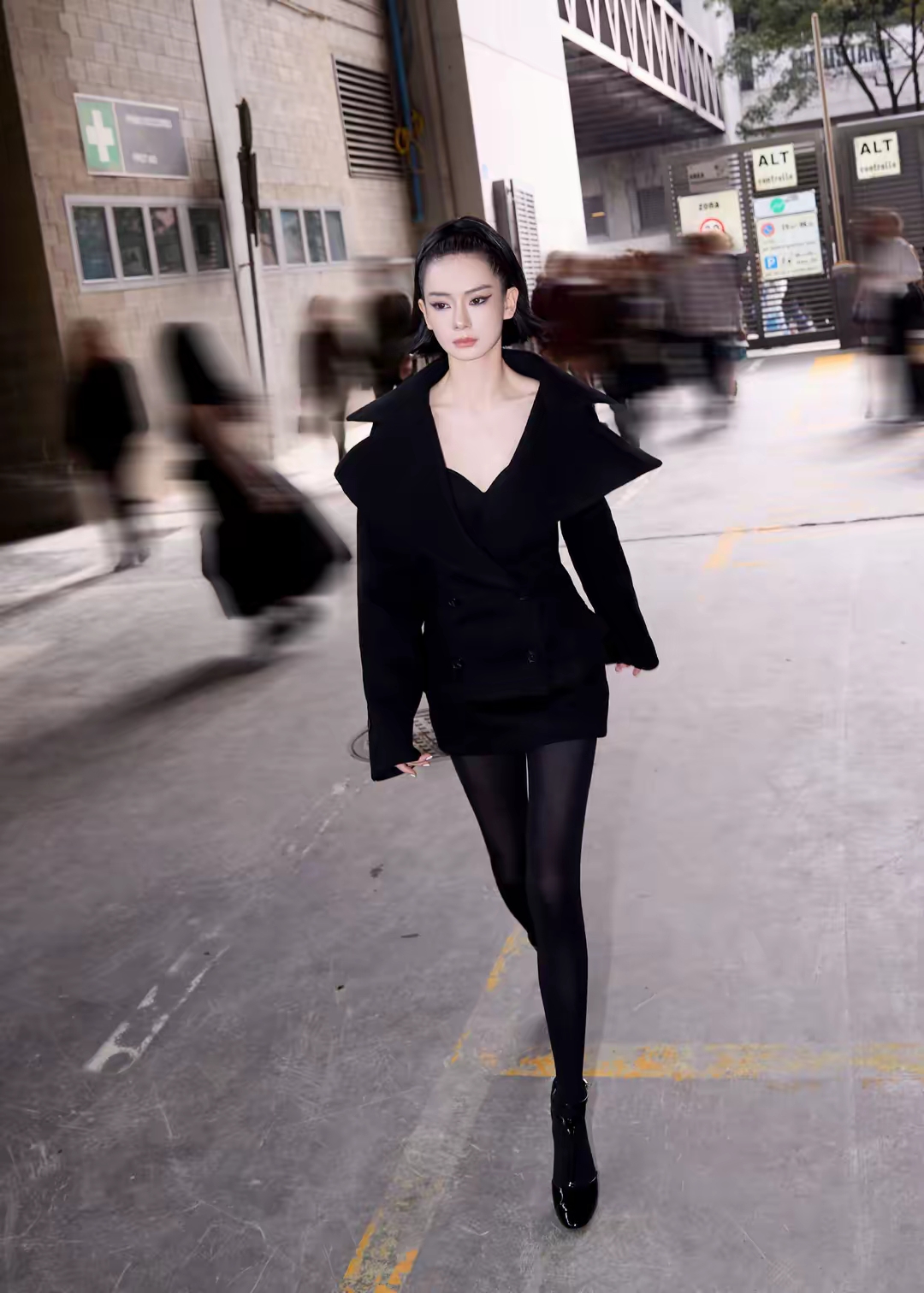 女明星戚薇的丝袜美腿