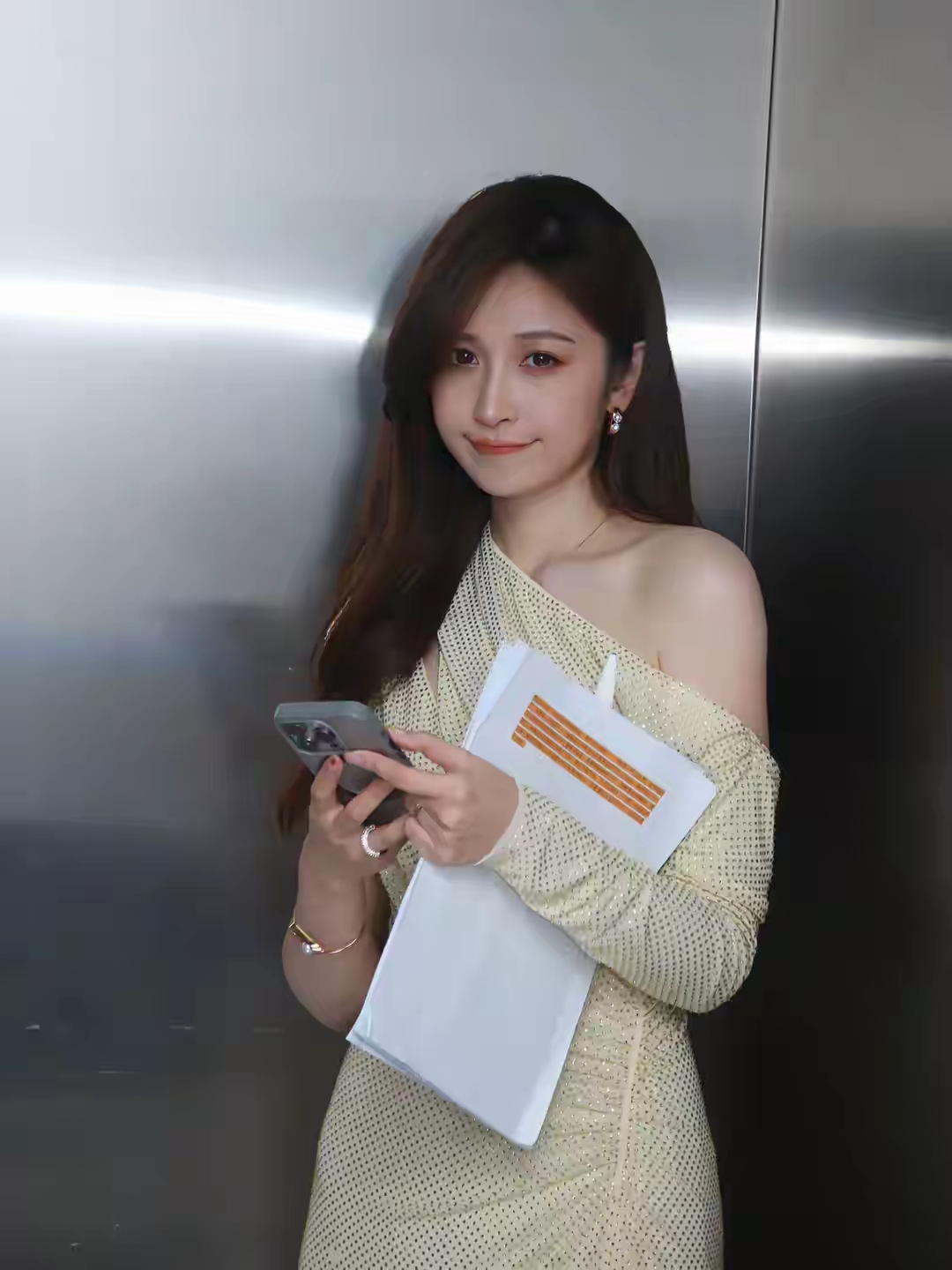 主持人汪聪老肩巨滑