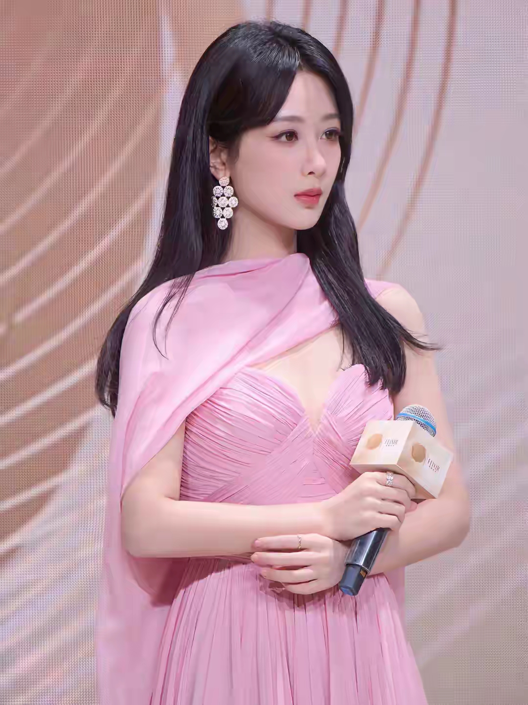 杨紫绝美写真,一袭粉色抹胸裙,甜美性感