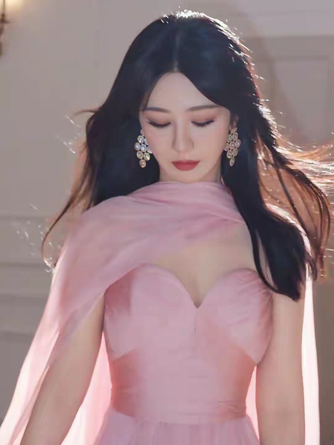 杨紫绝美写真,一袭粉色抹胸裙,甜美性感