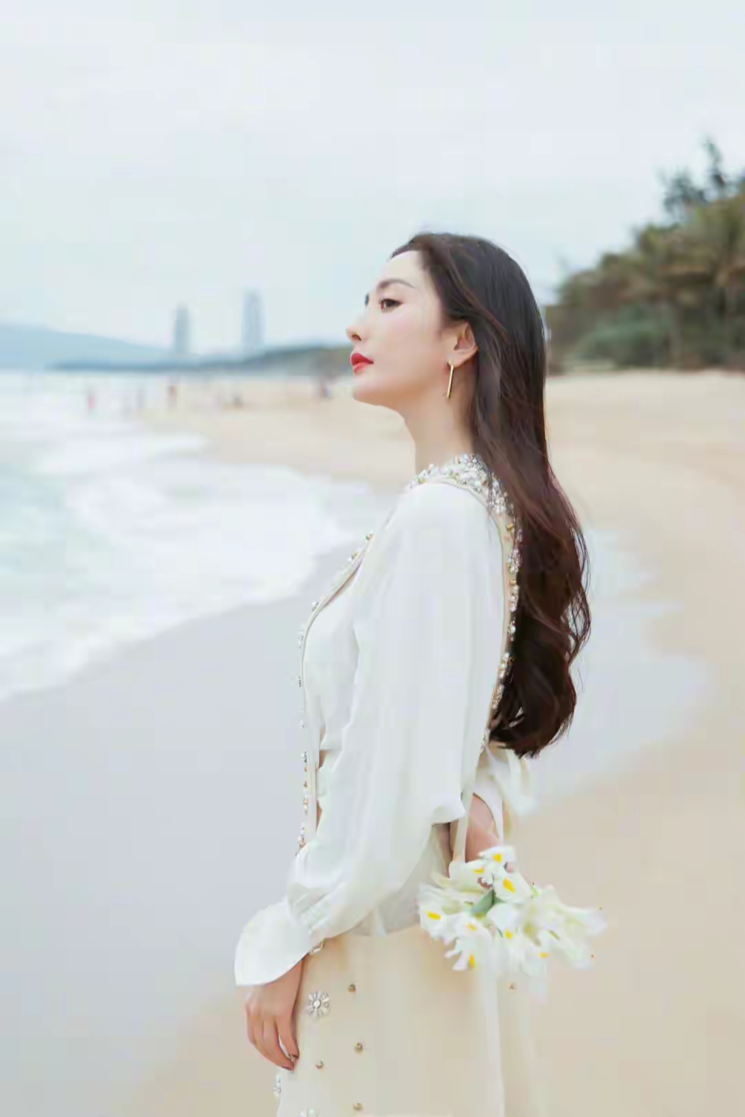 写真图集杨幂沙滩白裙美照