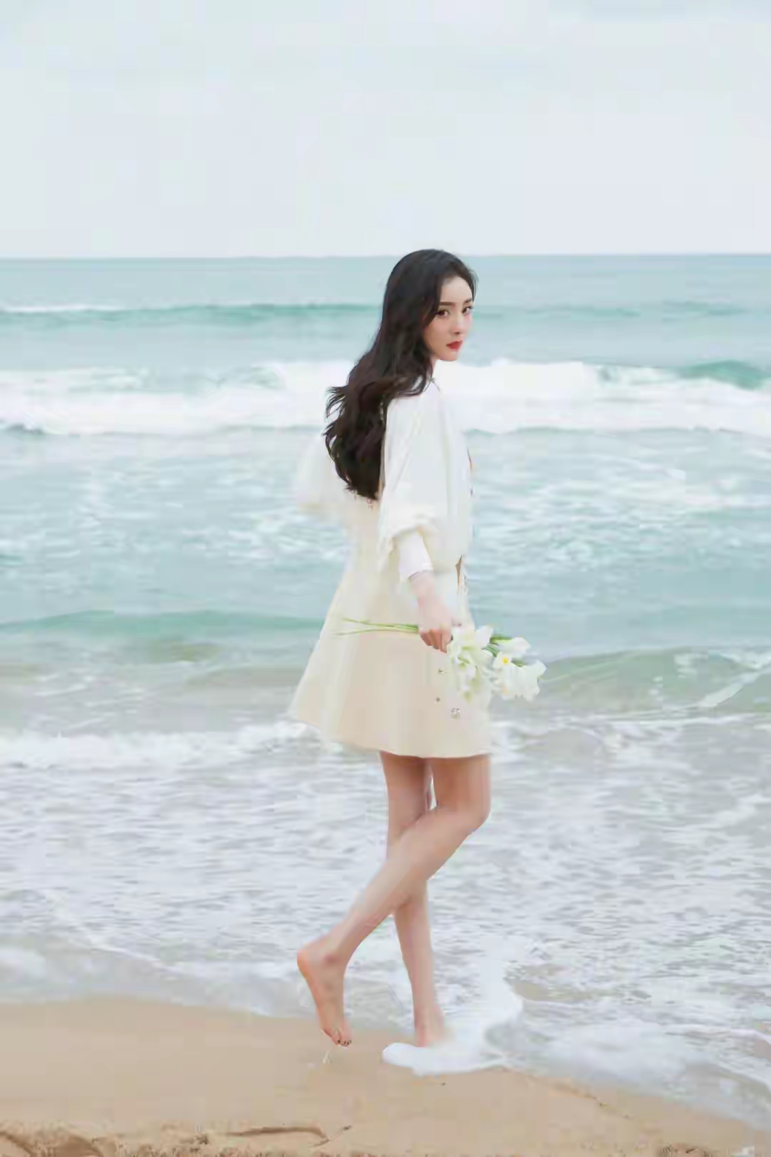 写真图集杨幂沙滩白裙美照