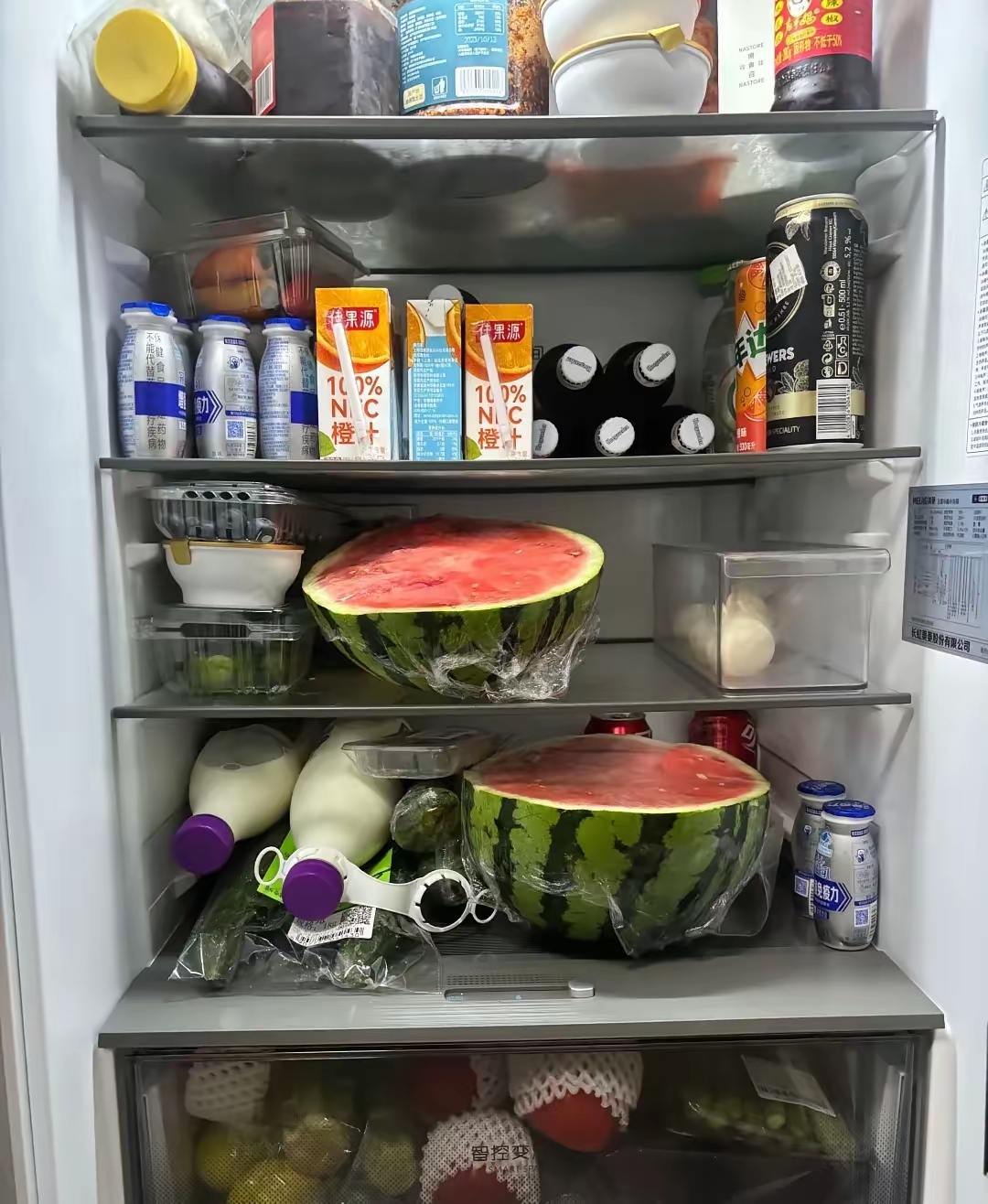 "在陕西,有位女子买了个大西瓜,吃不完就把剩下的放进了冰箱