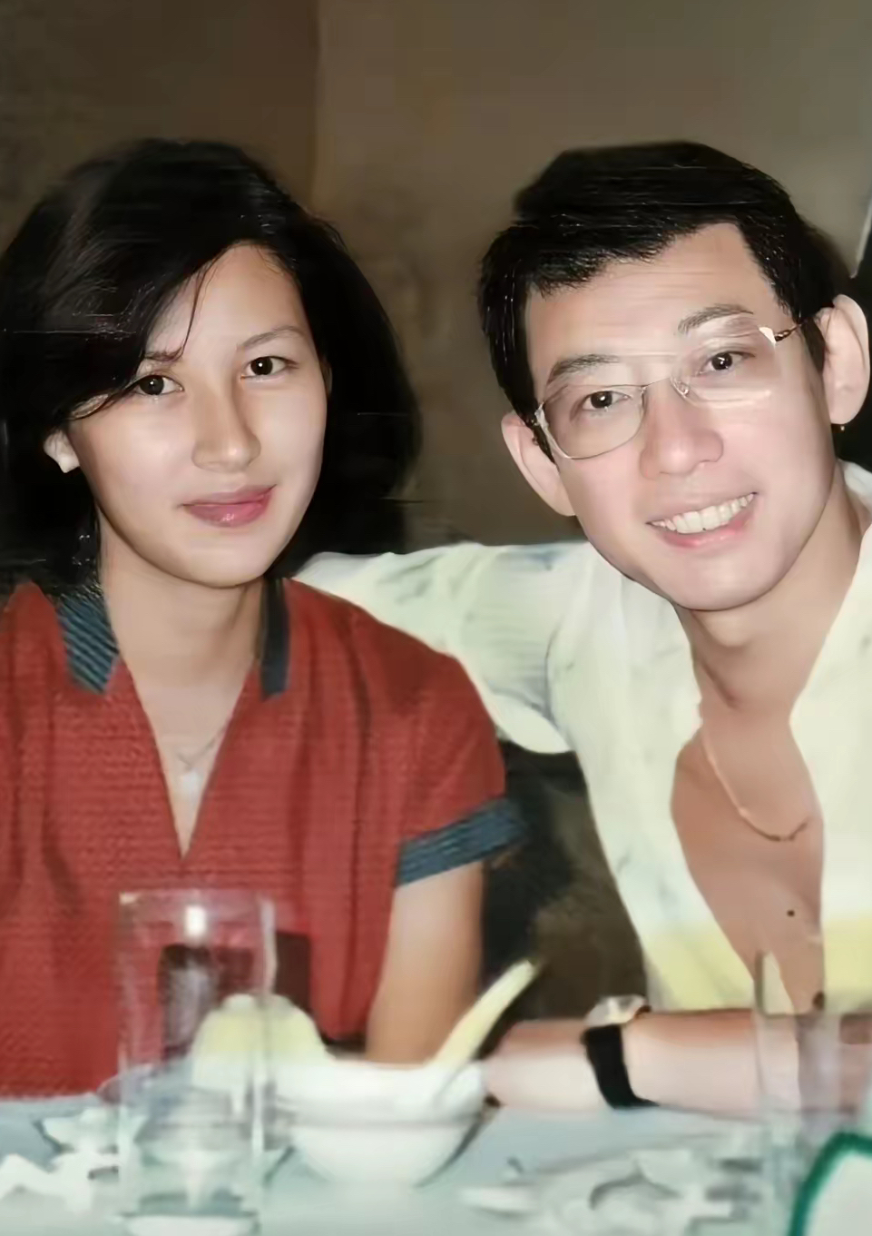 随手拍生活# 年轻时候的杨受成也是风度翩翩,一表人才,旁边的美女