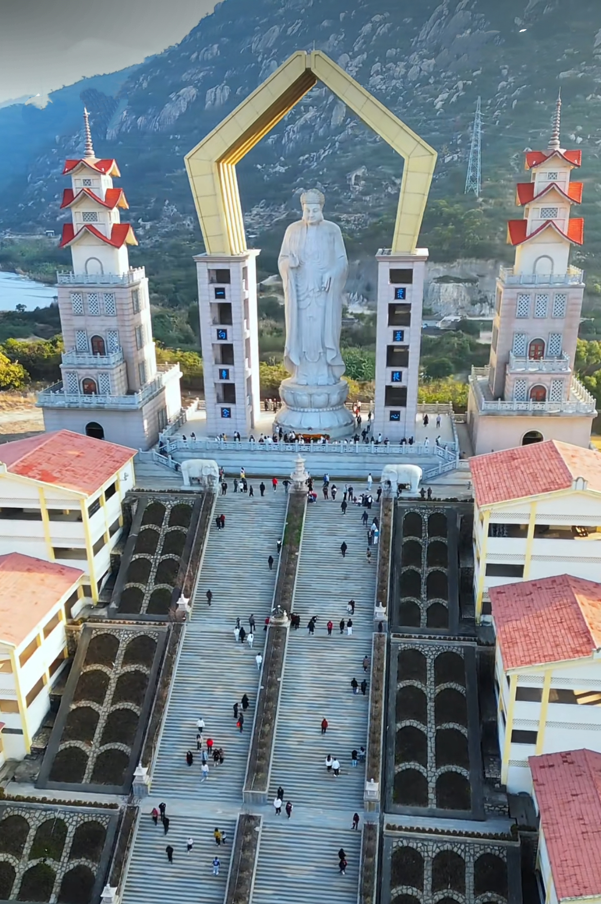 建筑艺术,也是值得一看的景区,它坐落在风景秀丽的龙海市南太武山麓
