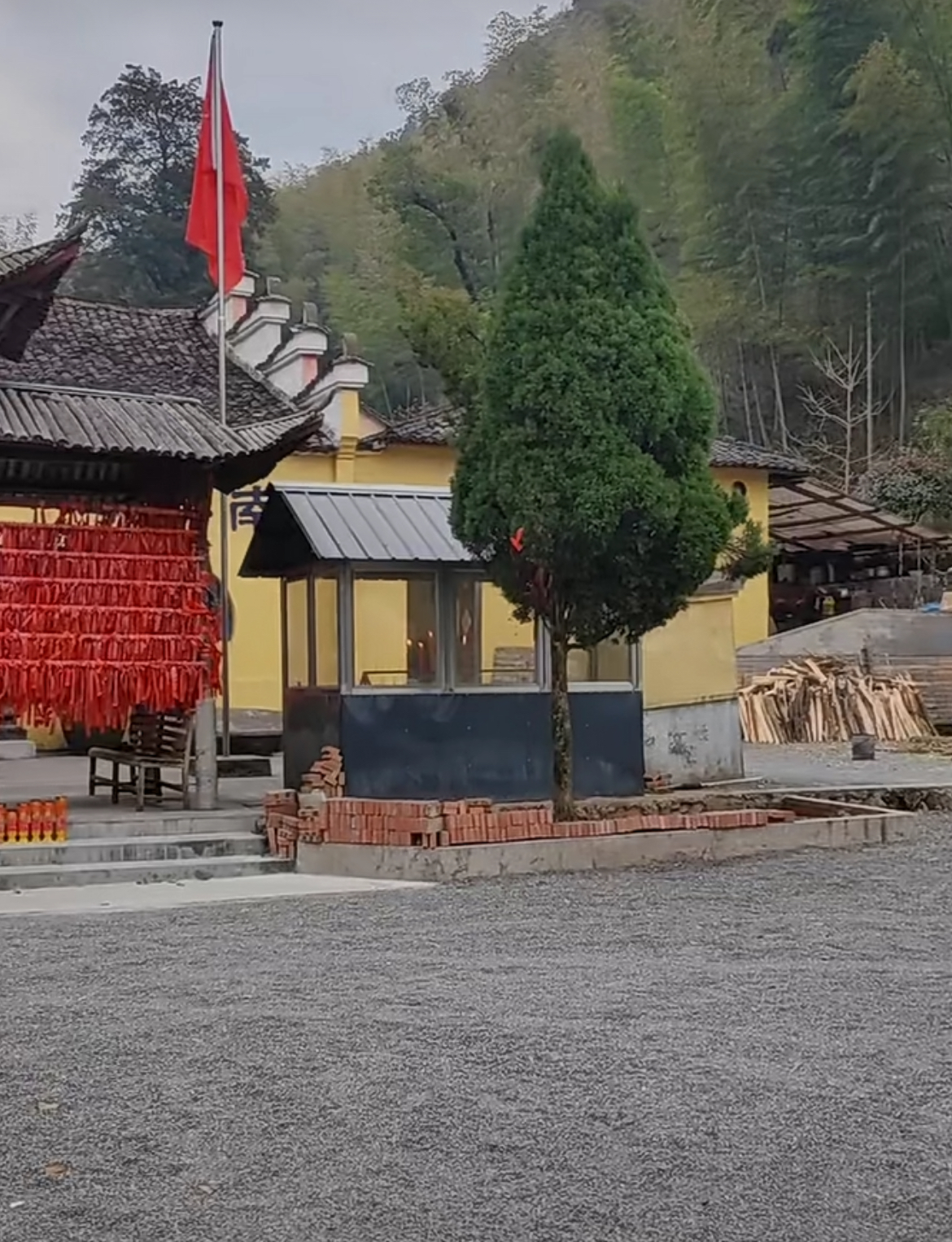 它位于衢江区大洲镇后祝村乌巨山半山岙中又名西山乾明禅寺
