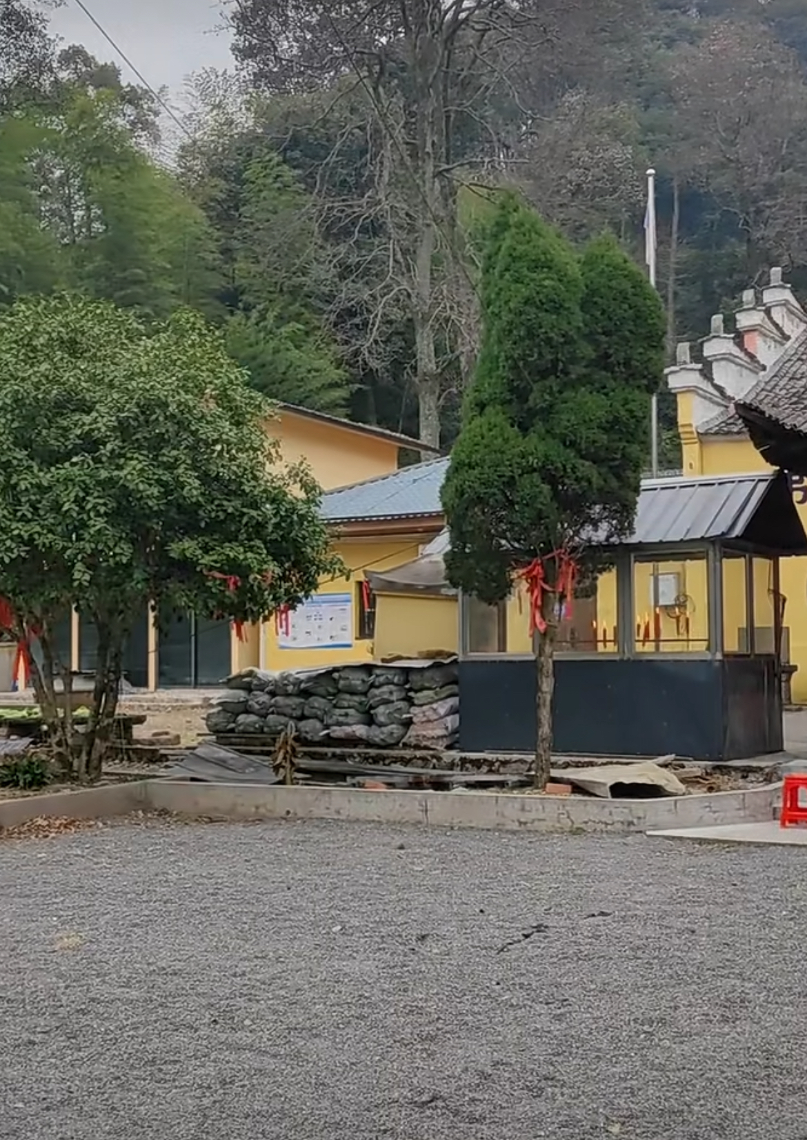 它位于衢江区大洲镇后祝村乌巨山半山岙中又名西山乾明禅寺