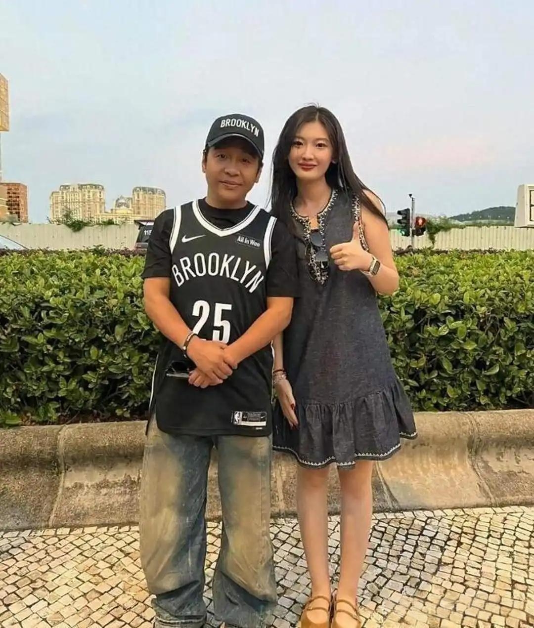 原来现实中的男明星长这样又黑又矮的看起来就是路人一个哪里还有