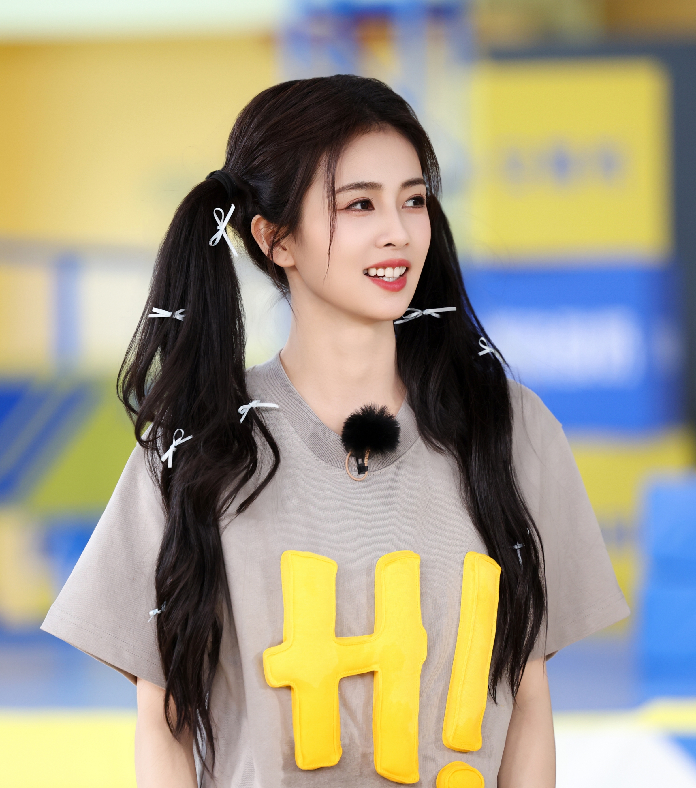 白鹿在跑男里扎着双马尾,穿着带有亮黄色字母的t恤,青春无敌如美少女