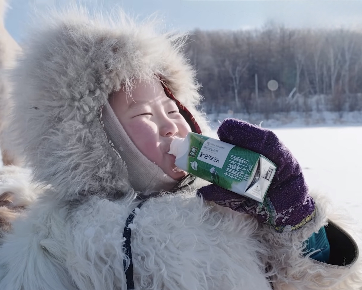 男童问:"爷爷,为什么草原人喜欢白色呀?