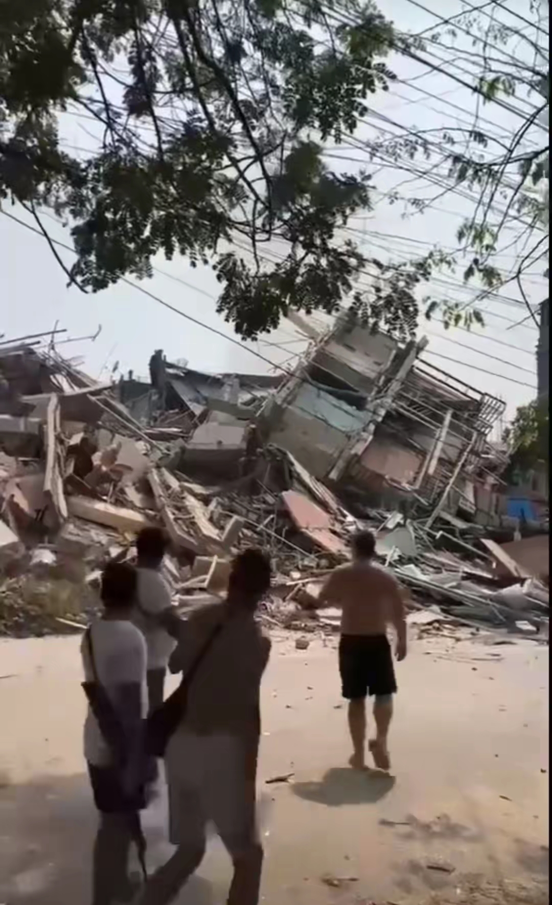 直击缅甸曼德勒被震塌公寓救援现场 曼德勒是缅甸第二大城市也是
