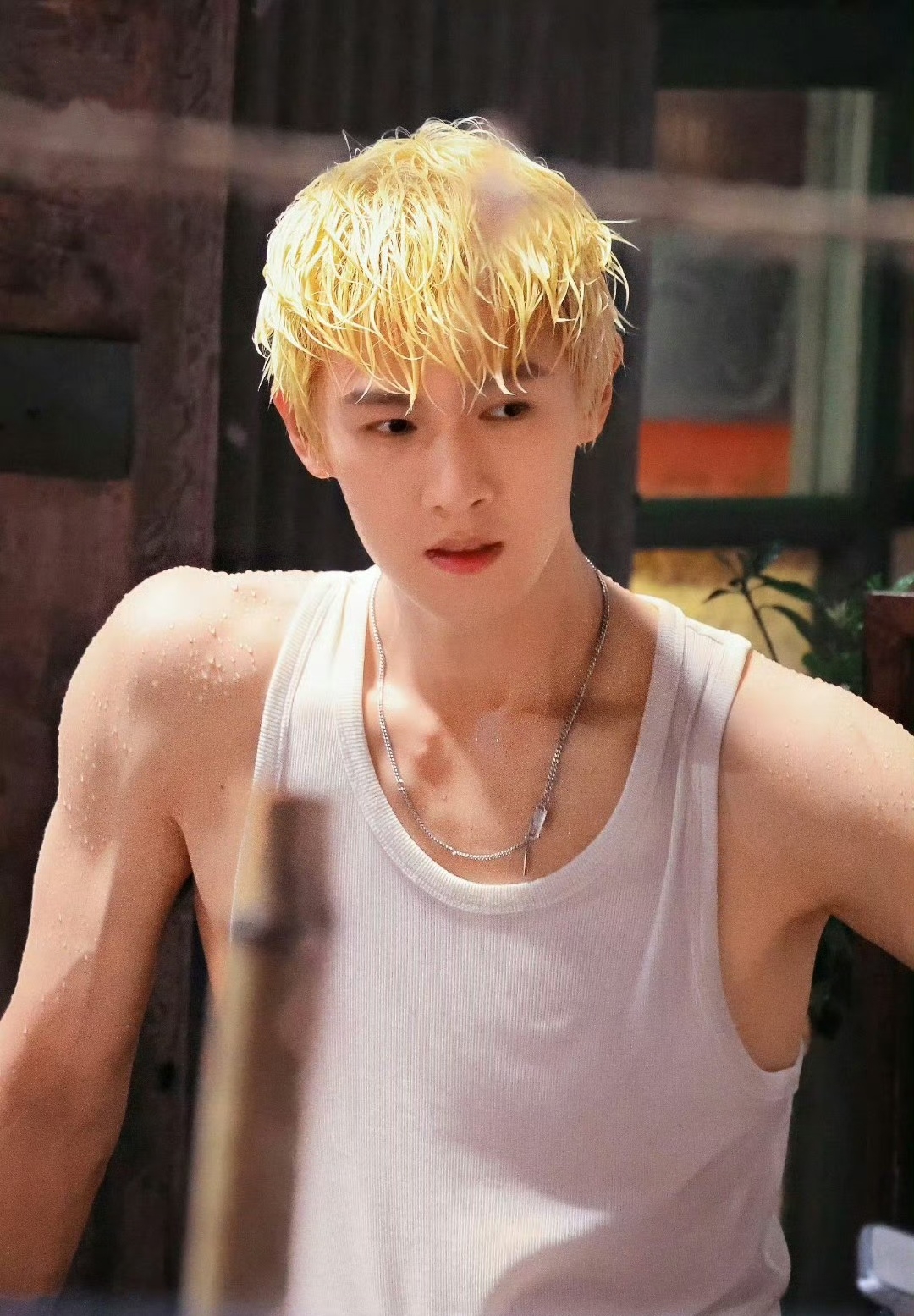 李昀锐金发泡面头,像漫画里走出来的男孩子