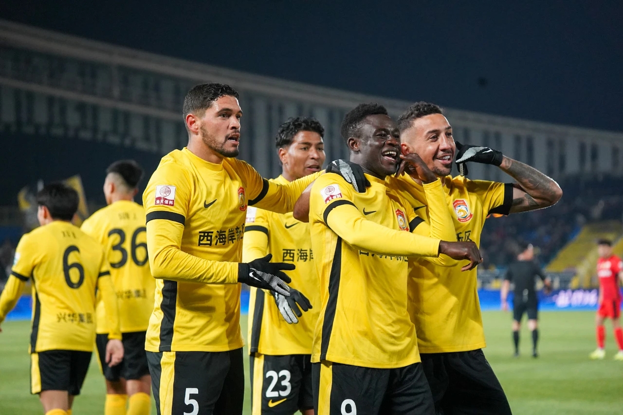 2025年3月28日,中超第三轮上演进球大战,青岛西海岸主场3:3战平上海