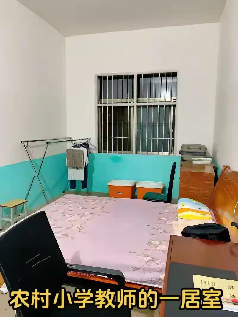 我觉得农村学校有教师宿舍真是个坏事情,今天下午去查岗发现老师办公