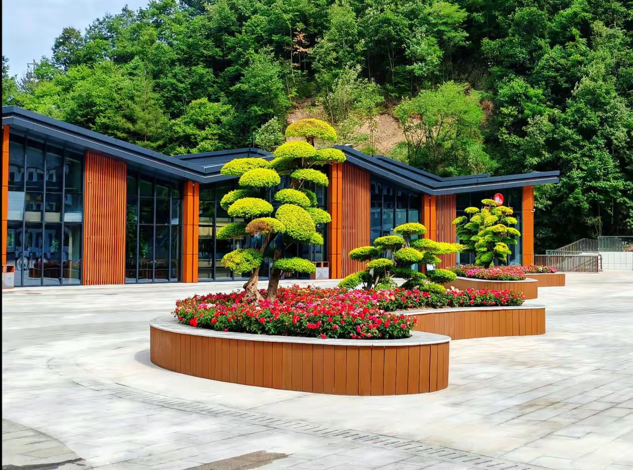 昨天学校门卫和一位家长吵起来了,吵得挺凶的,差点动起手来