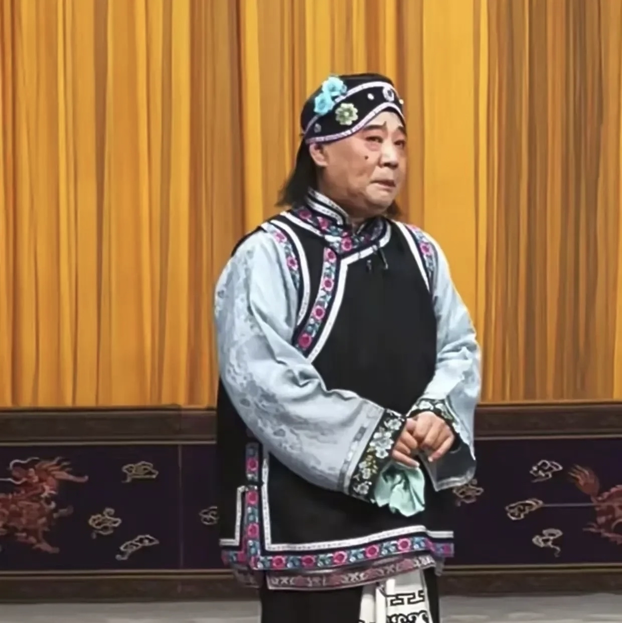 郭德纲在麒麟剧社开箱演出时居然做了寡妇扮相穿着小褂子化着大