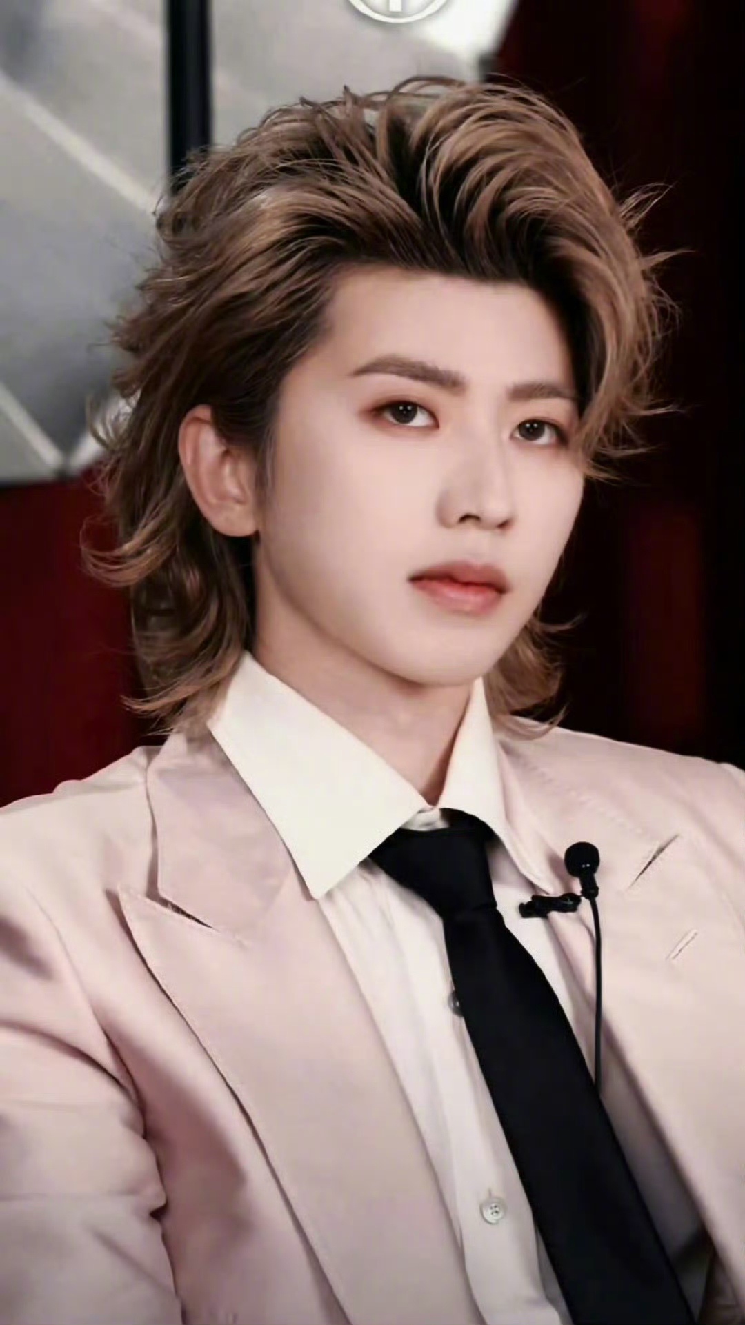 蔡徐坤一身粉色西装搭配狼尾造型,完美拿捏贵公子形象,爱心草莓后面更