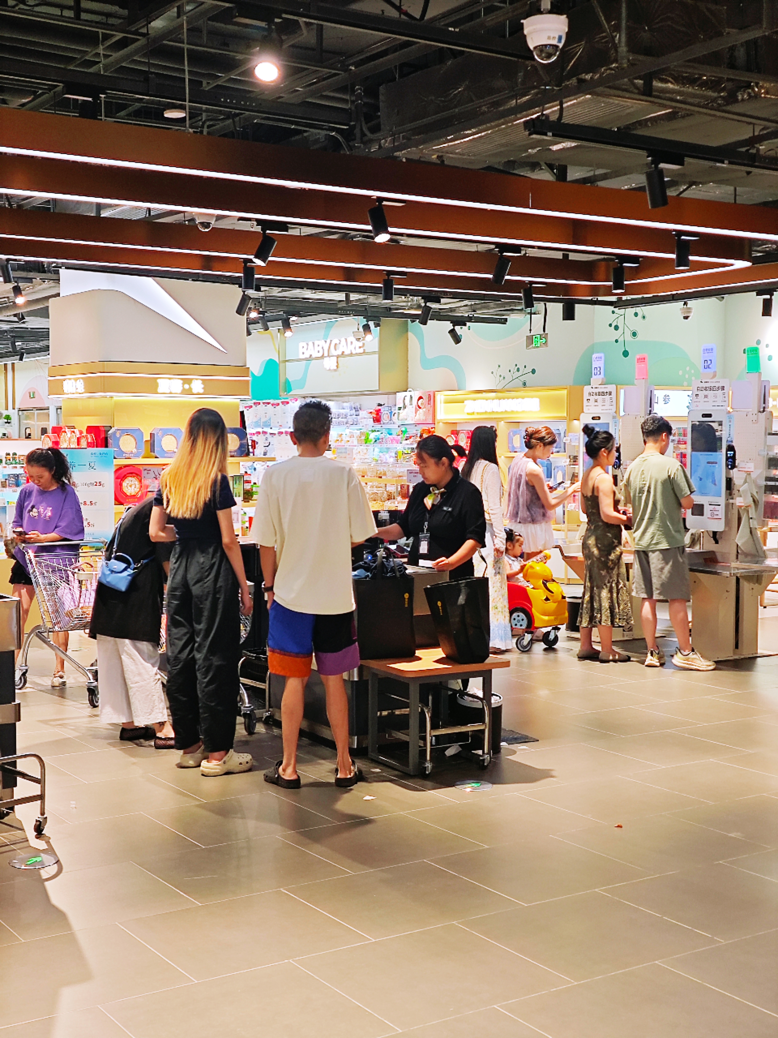 其实恒隆广场就是个绝佳去处! 一踏入,空调冷风拂面,瞬间驱散暑气